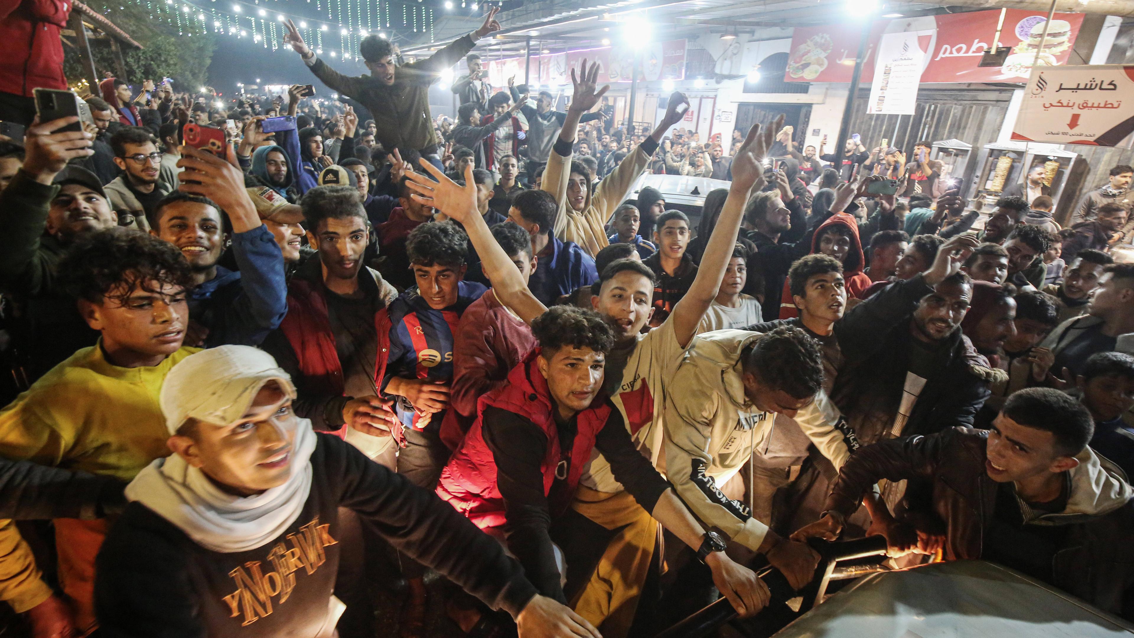 Palästinenser reagieren auf die Nachricht über ein Waffenstillstandsabkommen mit Israel in Deir al Balah, im zentralen Gazastreifen