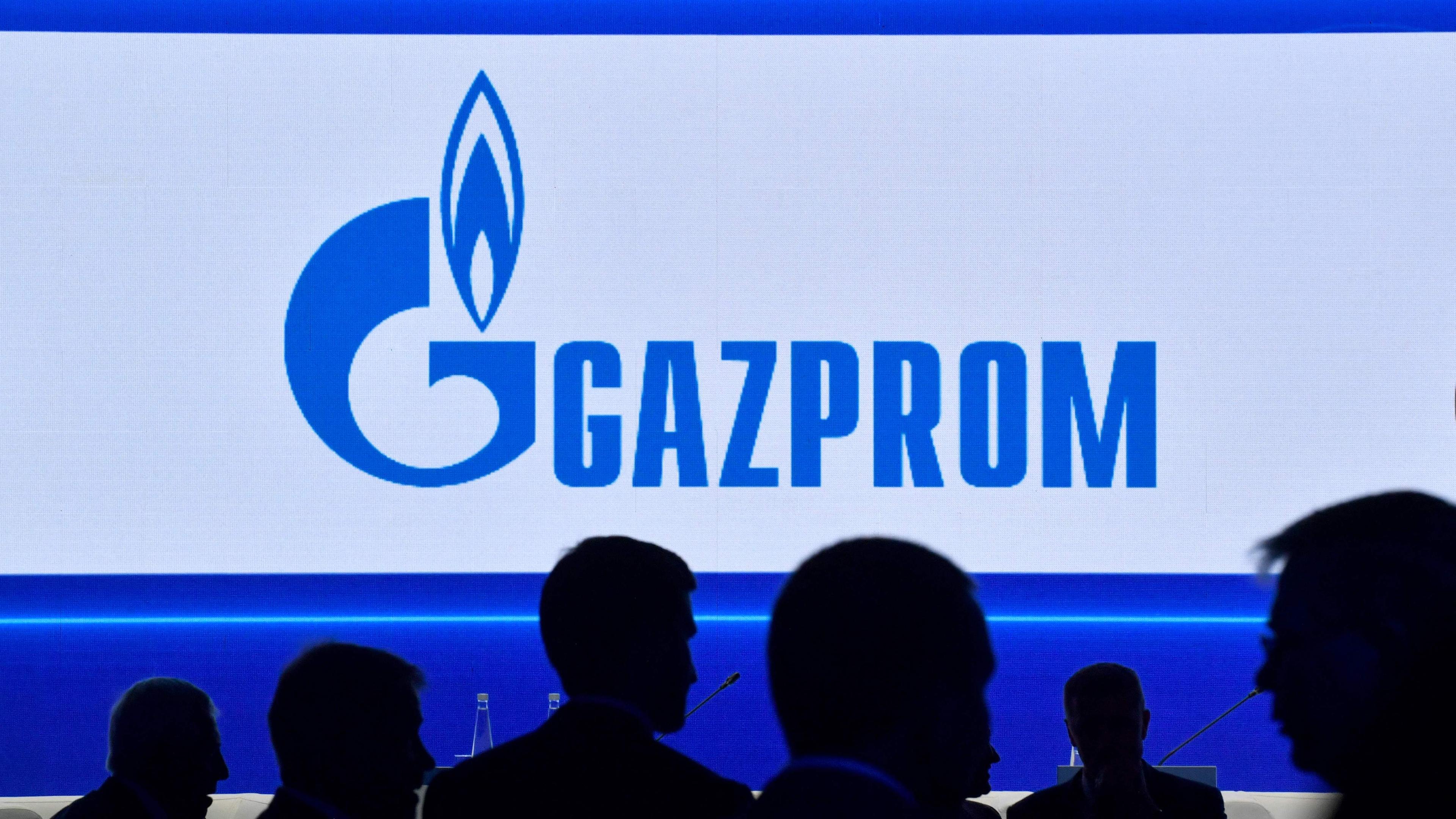 Das Logo der Firma Gazprom in blau.