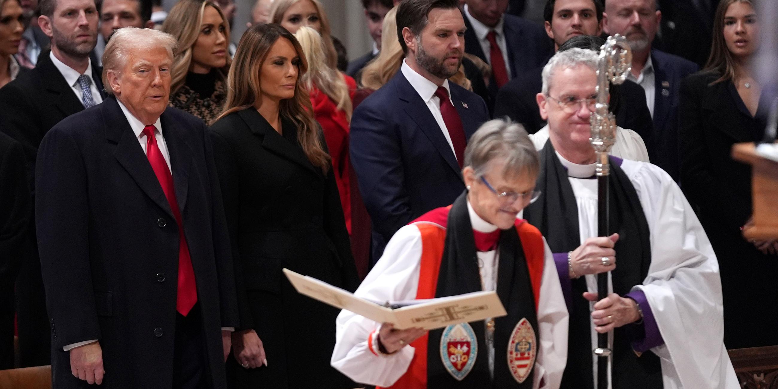 Präsident Donald Trump, links, sieht zu, wie Bischöfin Mariann Edgar Budde, zweite von rechts, zum nationalen Gebetsgottesdienst in der Washington National Cathedral in Washington kommt. 