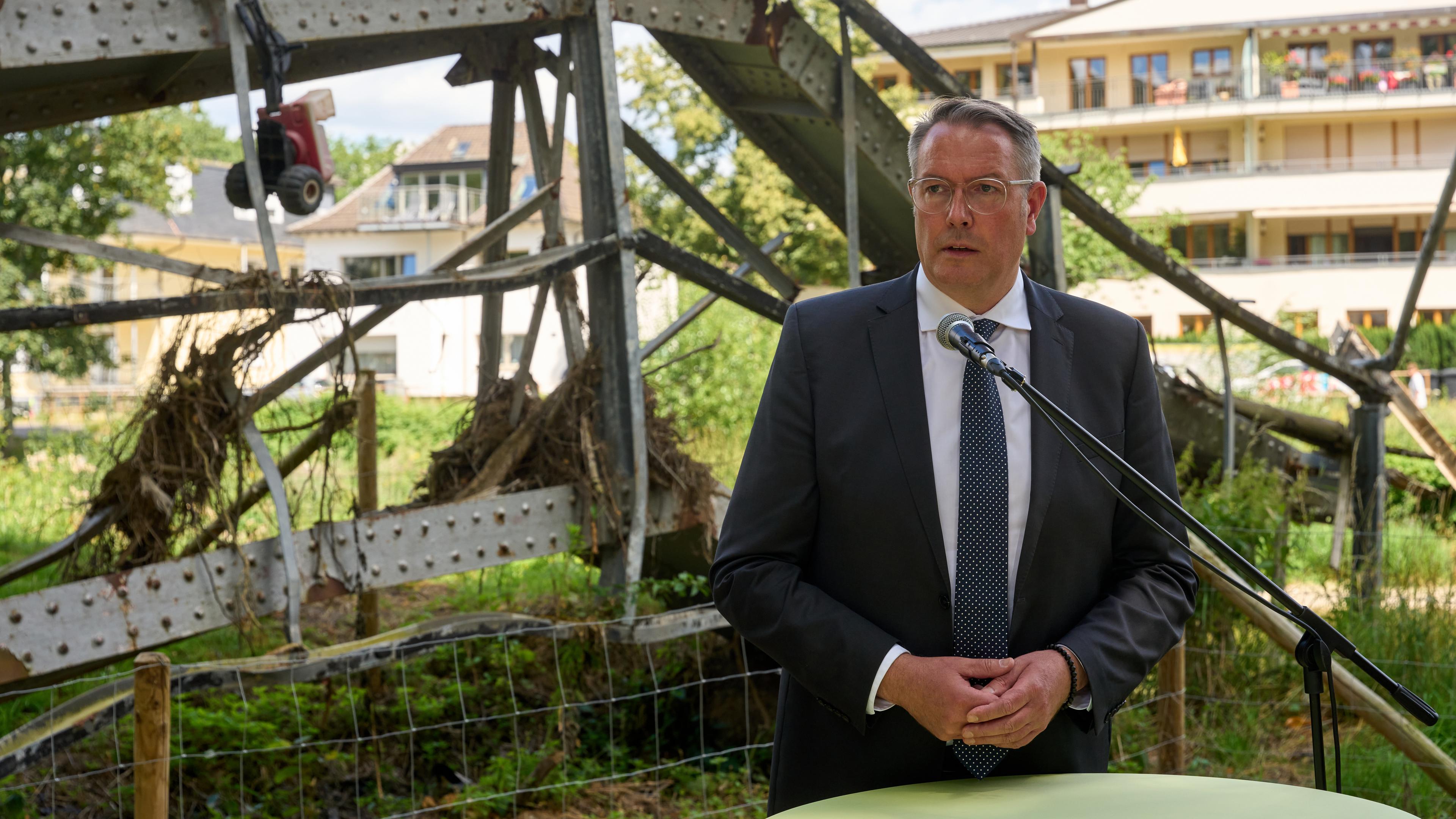 Der neue Ministerpräsident von Rheinland-Pfalz, Alexander Schweitzer (SPD), spricht nach dem Zentralen Gedenkgottesdienst zum dritten Jahrestag der Flut im Ahrtal vor der zerstörten Maria-Hilf-Brücke