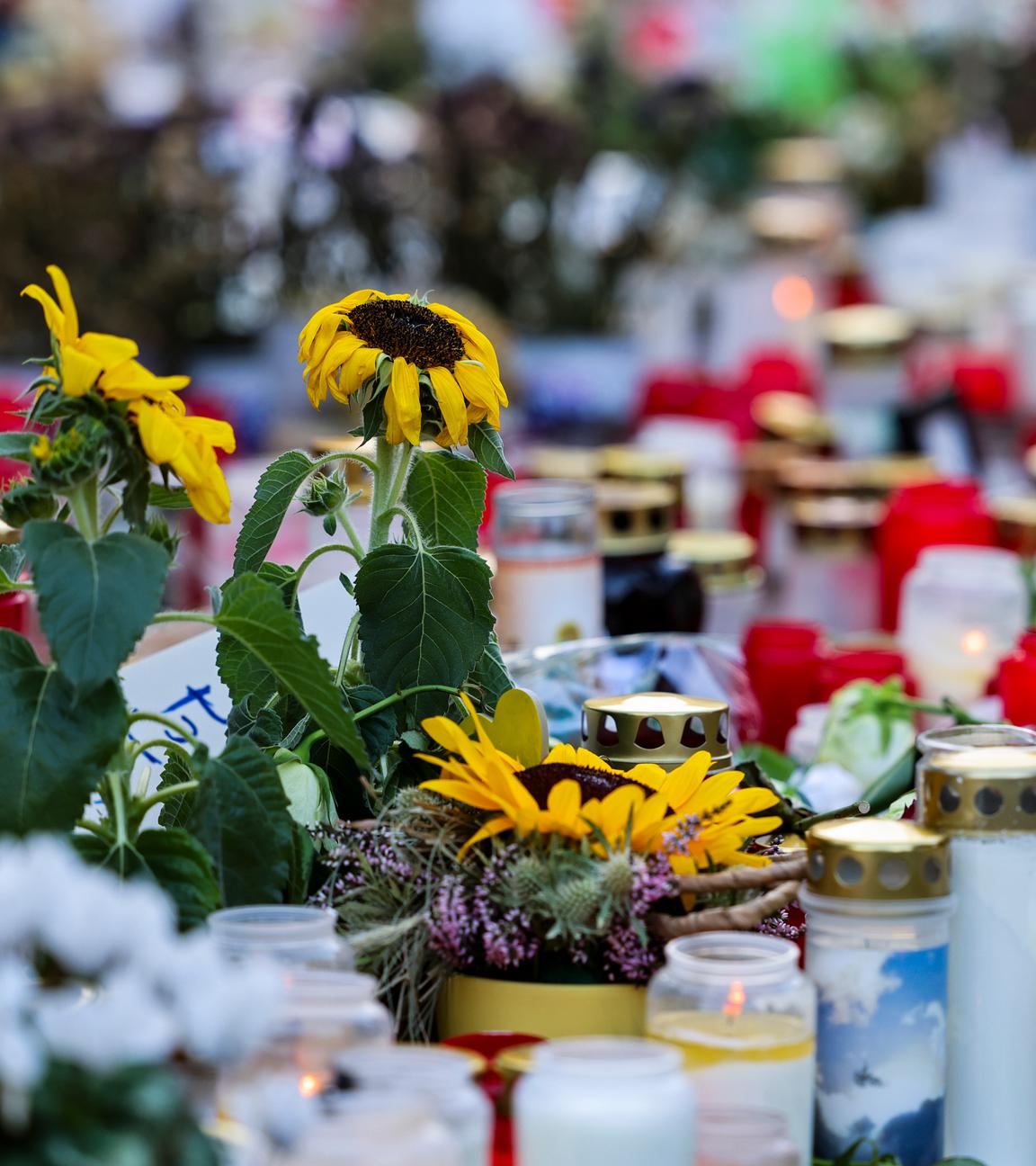 Nach Anschlag in Solingen: Kerzen und Blumen am Tatort (Archivbild)