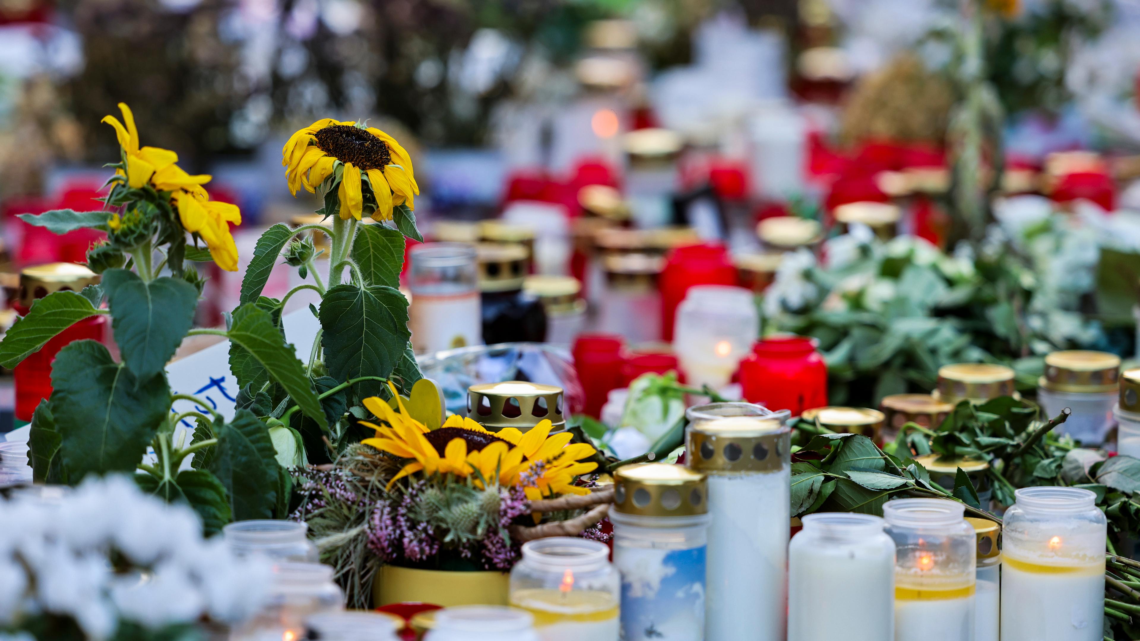 Nach Anschlag in Solingen: Kerzen und Blumen am Tatort (Archivbild)