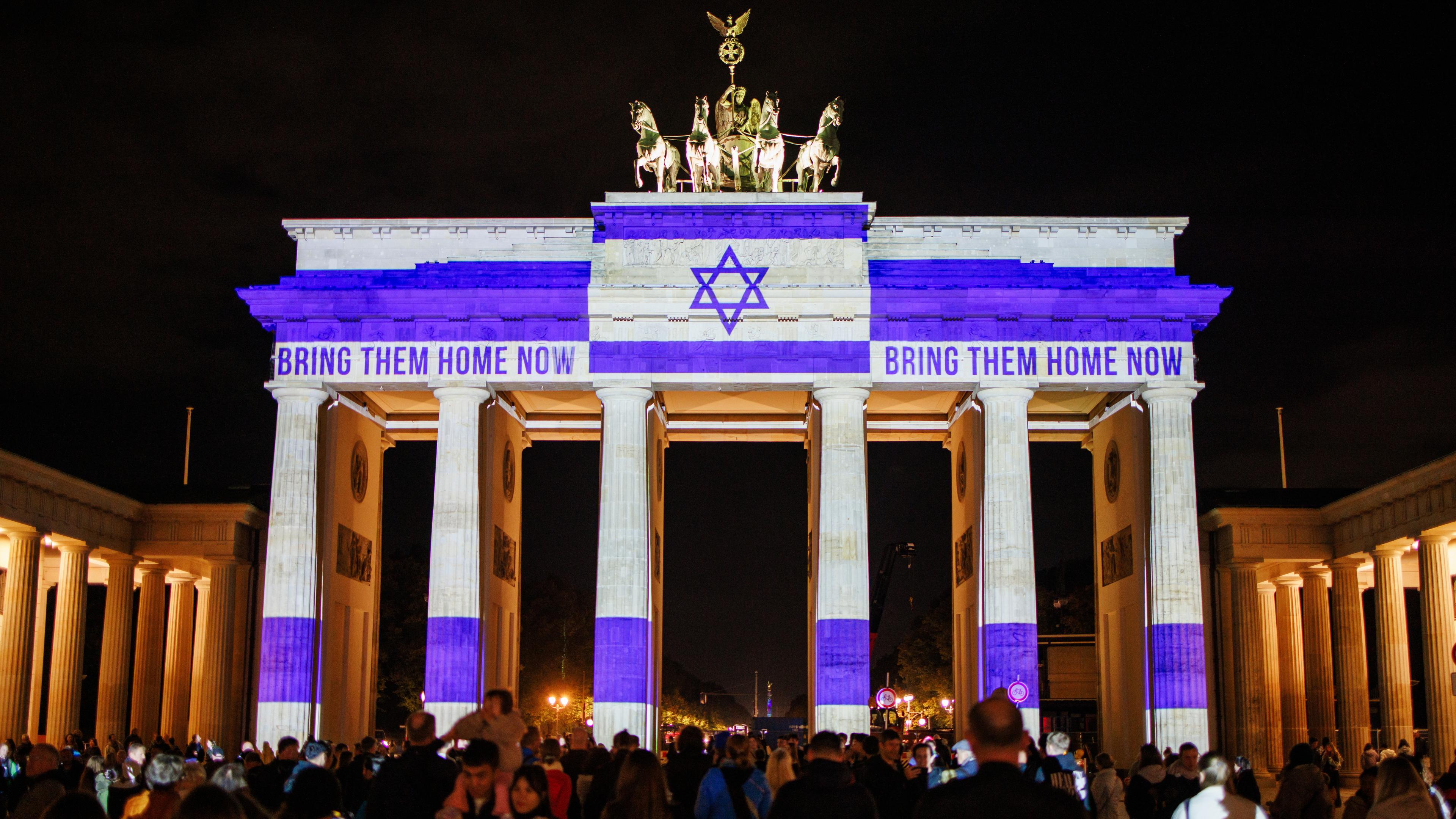 07.10.2024: Das Brandenburger Tor ist zum Gedenken an den Angriff auf Israel am 07. Oktober in den Farben der israelischen Nationalflagge beleuchtet und zeigt in Anspielung auf die von der Hamas-Terrororganisation am 07. Oktober 2023 entführten Geiseln „Bringt sie jetzt nach Hause“ in Berlin, Deutschland, 07. Oktober 2024.