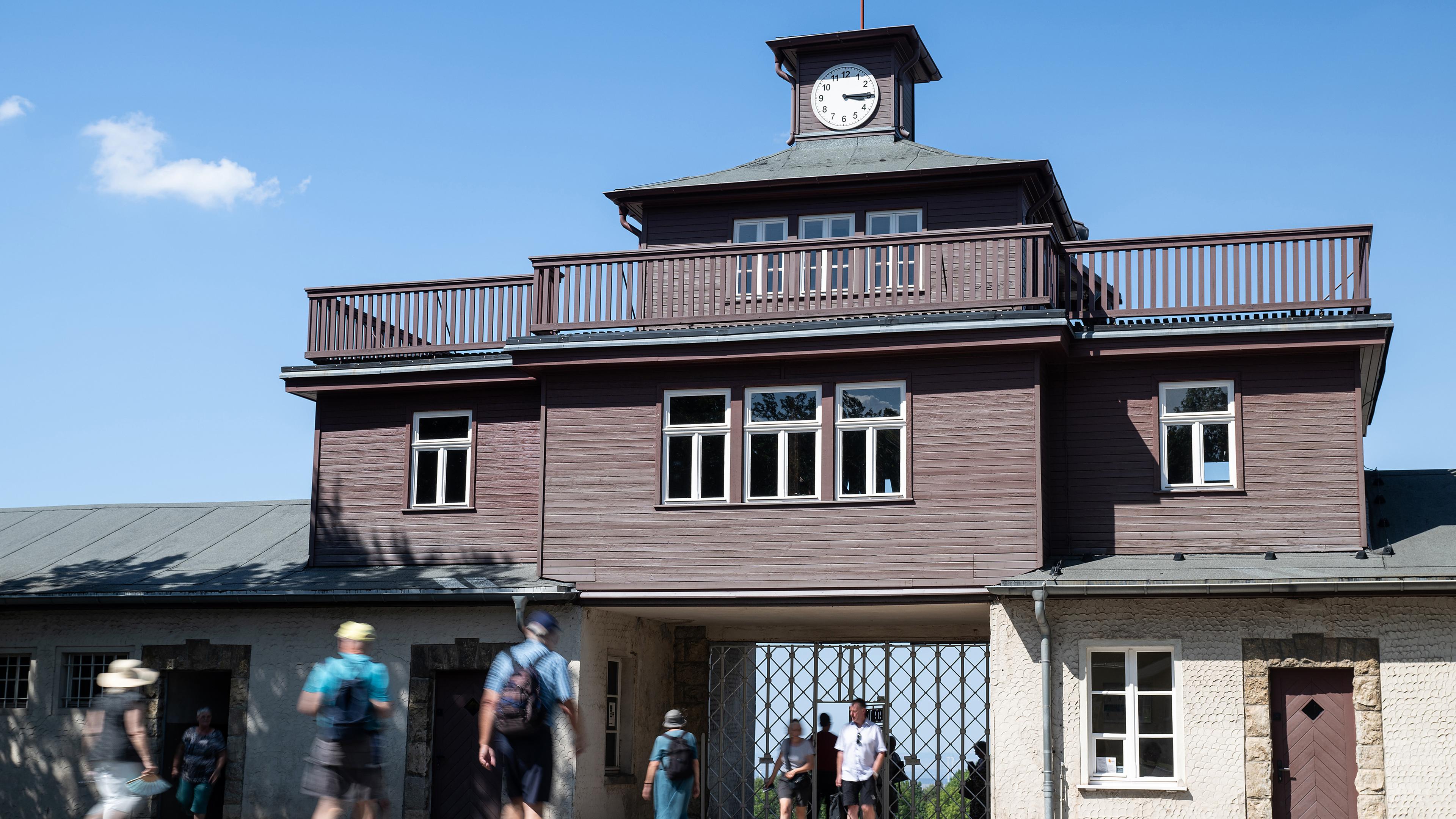 Besucher gehen vor dem Torhaus des ehemaligen Konzentrationslagers, aufgenommen am 13.08.2024