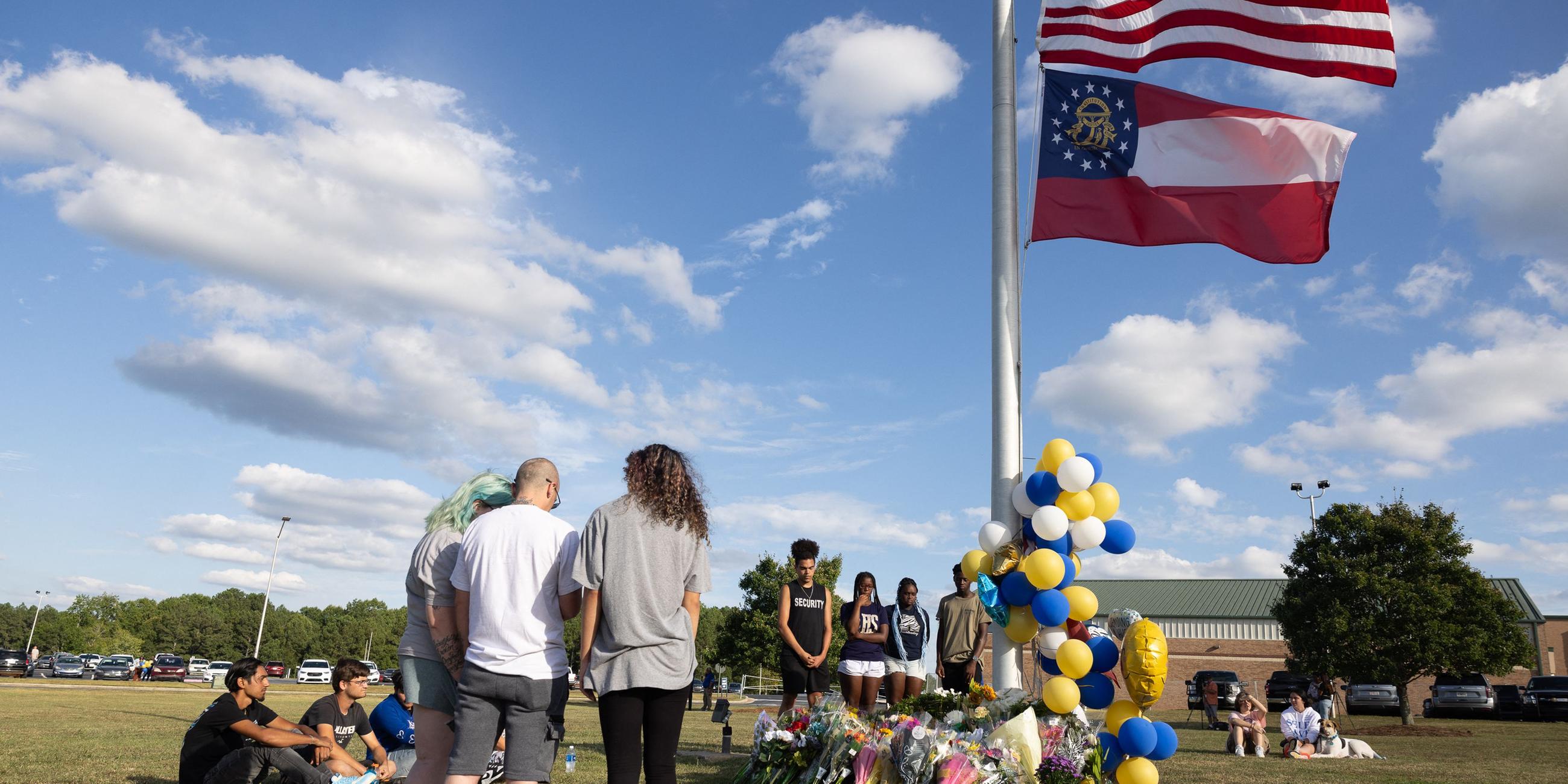 Schüler und Gemeindemitglieder versammeln sich am 5. 9. 2024 in Winder, Georgia, an einer provisorischen Gedenkstätte vor der Apalachee High School.