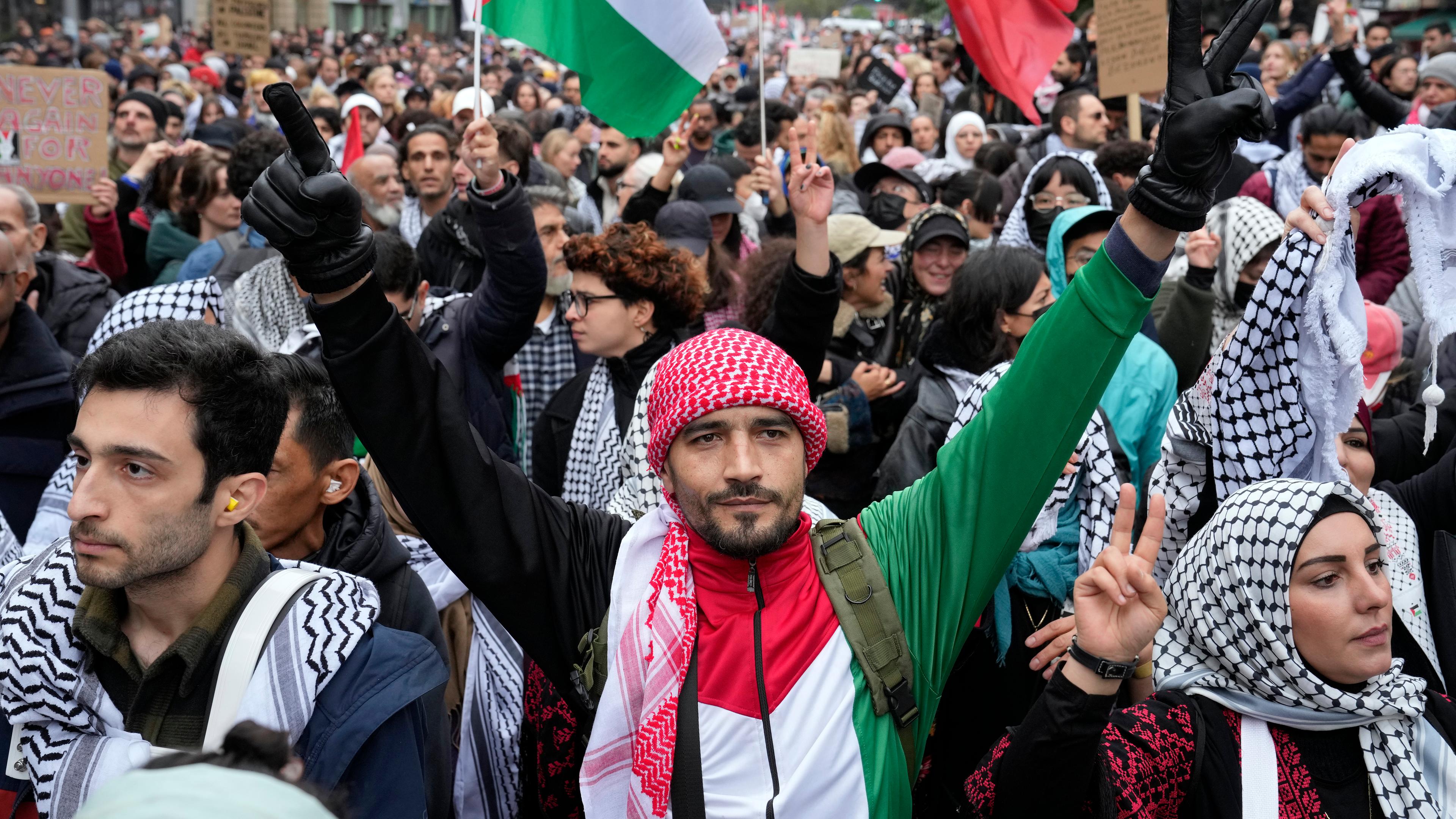 Pro-Palästinensische Demo zum Gazakrieg läuft durch eine Straße und zeigt Palästina-Flaggen in Berlin