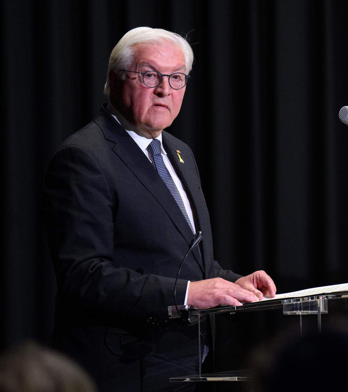 Berlin: Bundespräsident Frank-Walter Steinmeier spricht bei der zentralen Gedenkveranstaltung zum Jahrestag des Hamas-Angriffs auf Israel vom 7. Oktober 2023 in der Kaiser-Wilhelm-Gedächtniskirche.