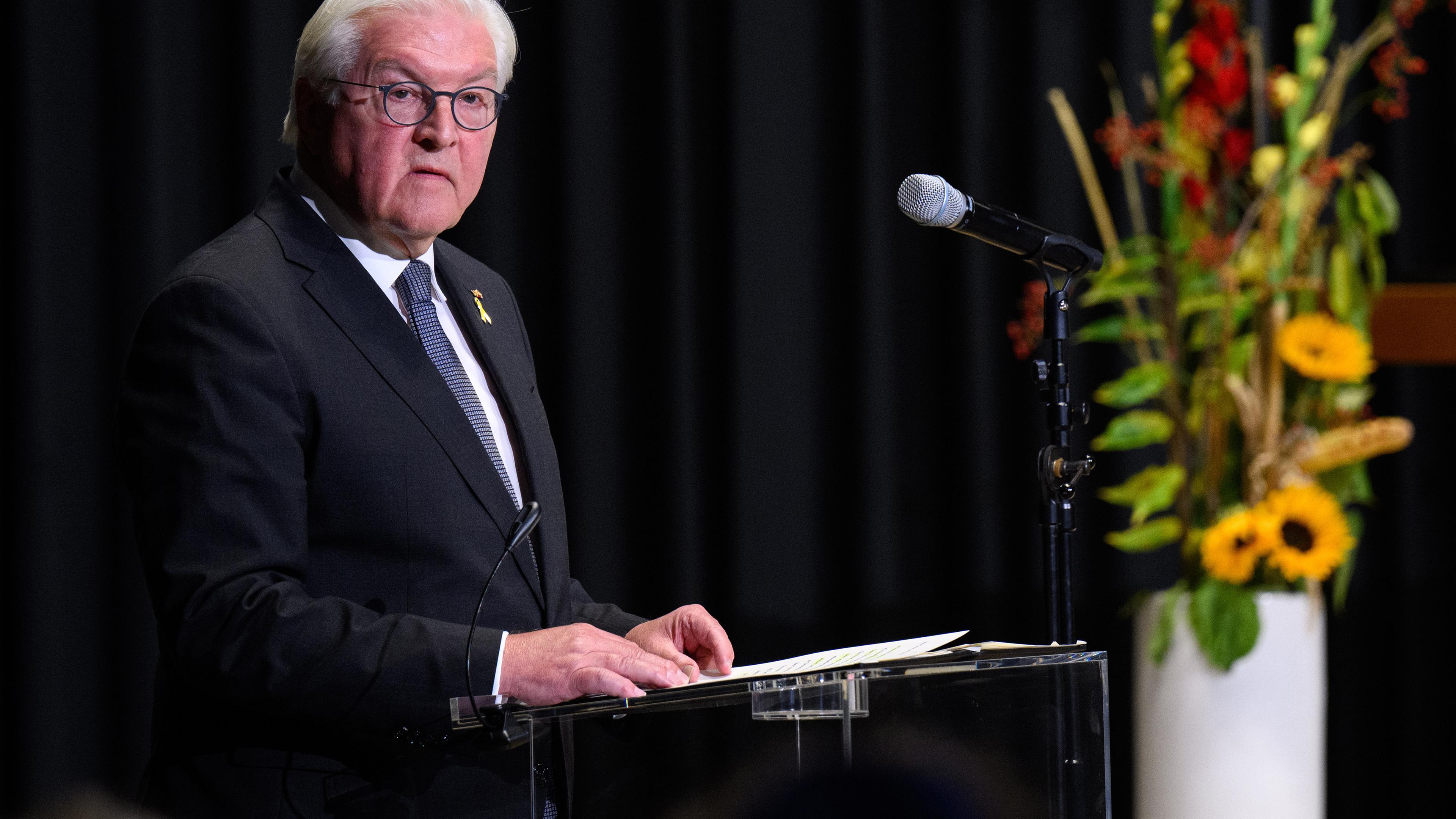 Berlin: Bundespräsident Frank-Walter Steinmeier spricht bei der zentralen Gedenkveranstaltung zum Jahrestag des Hamas-Angriffs auf Israel vom 7. Oktober 2023 in der Kaiser-Wilhelm-Gedächtniskirche.