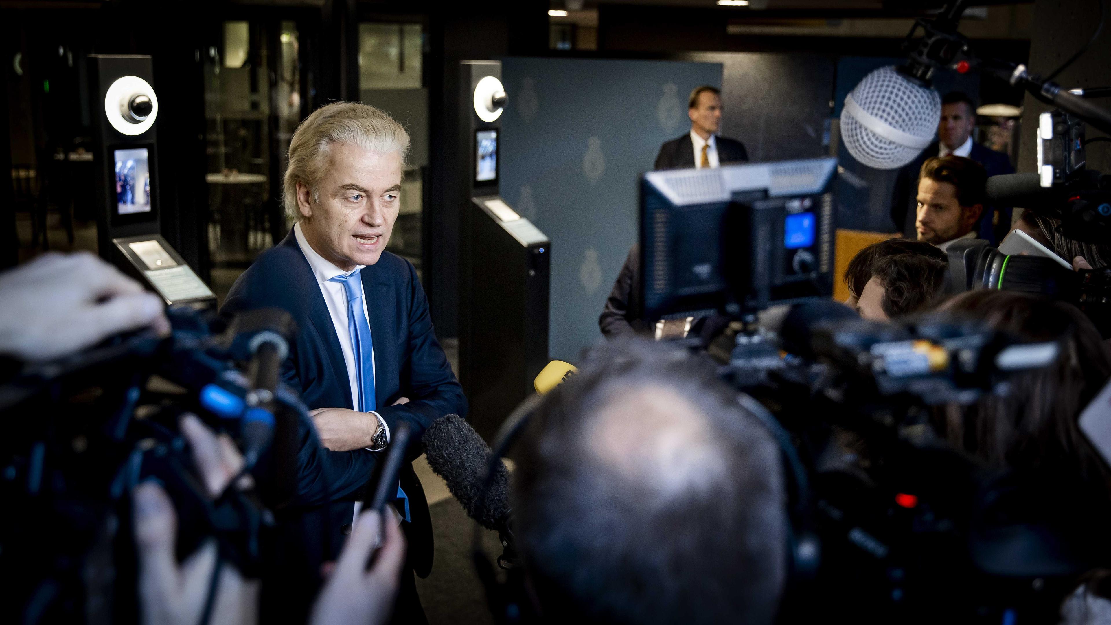 Rechtspopulist Geert Wilders gibt eine Pressekonferenz zur Regierungsbildung in den Niederlanden ab.