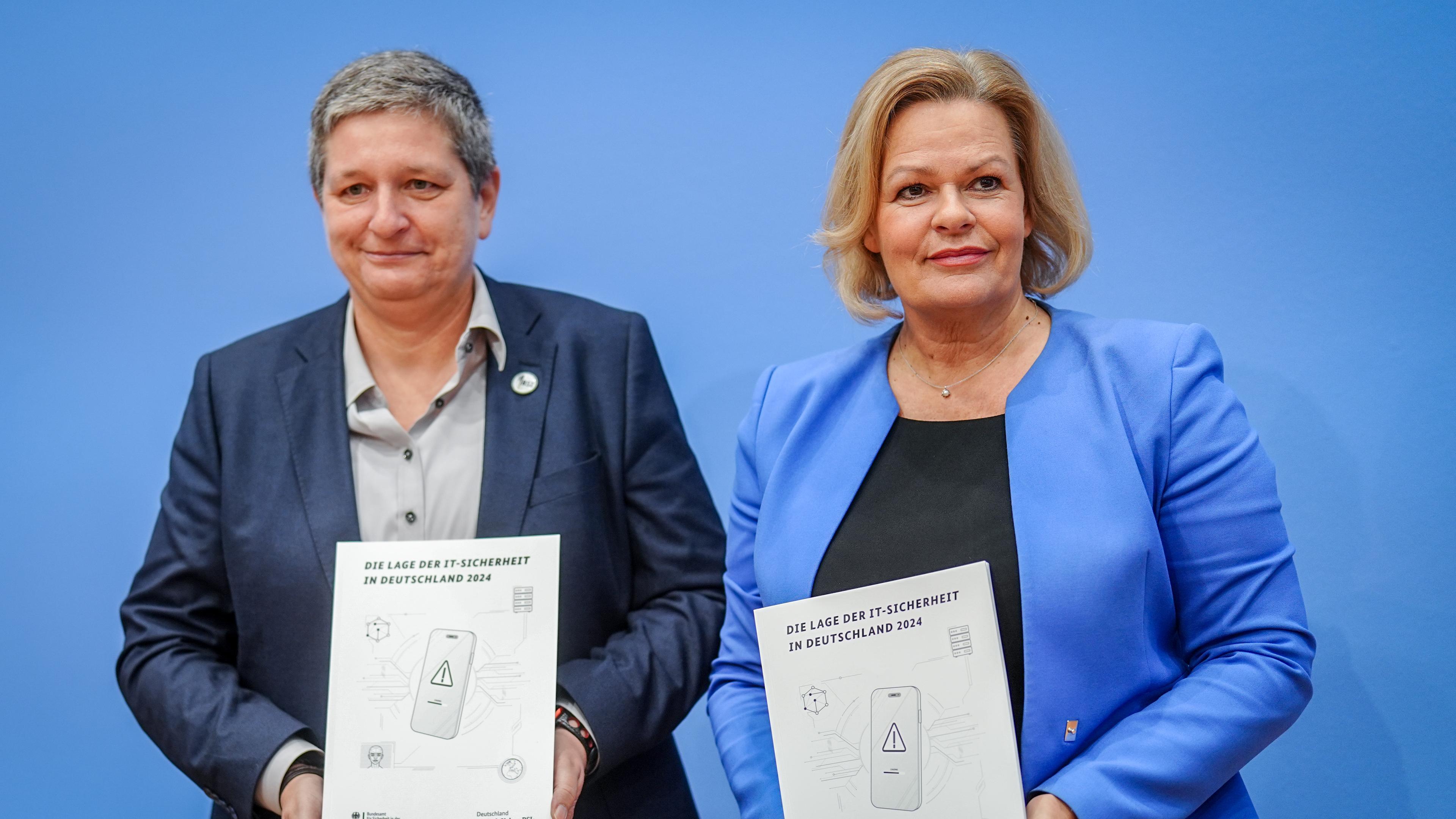 Faeser und Claudia Plattner, BSI-Präsidentin, geben eine Pressekonferenz.