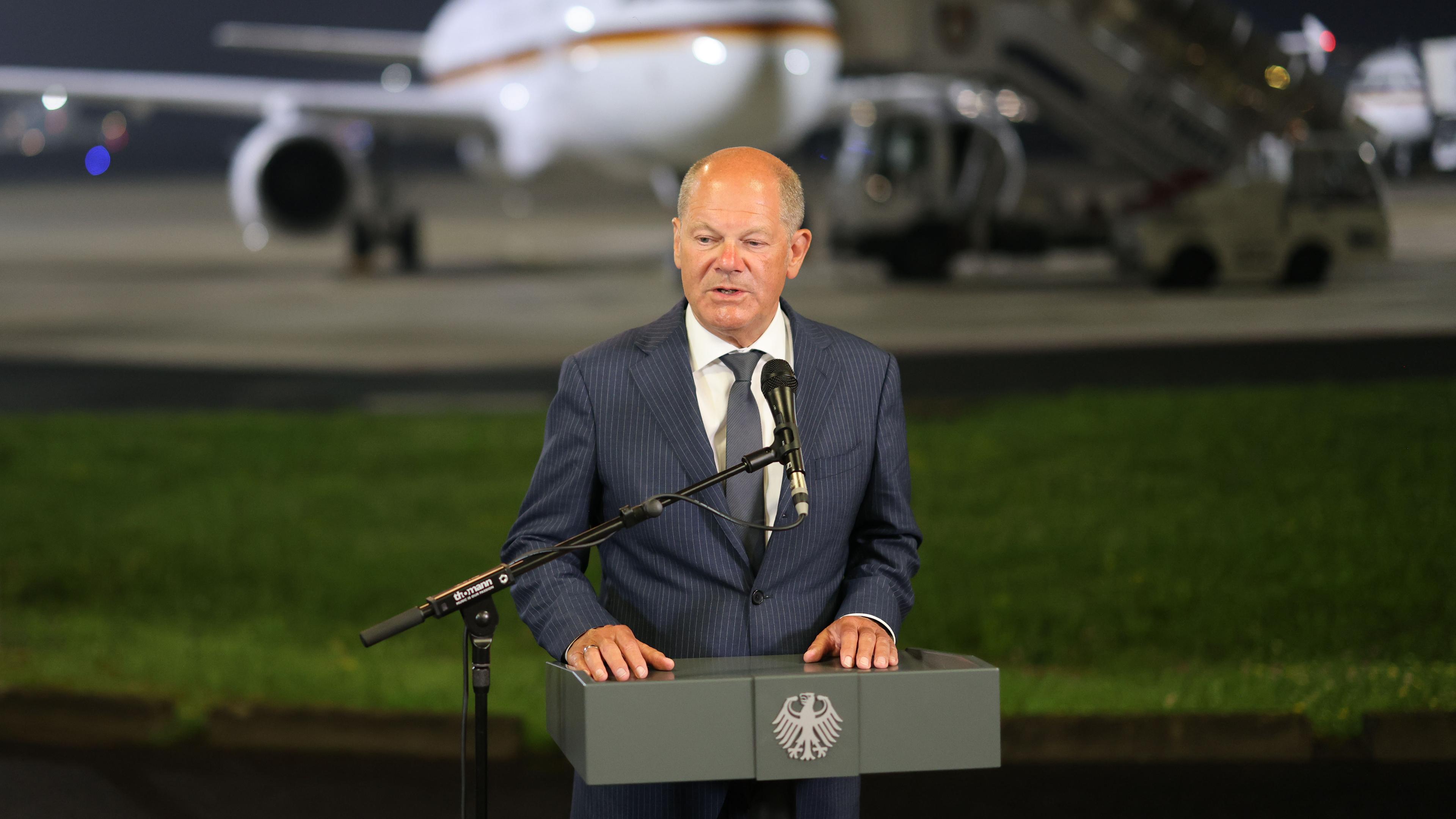 Bundeskanzler Olaf Scholz spricht zu den Medien auf dem Flughafen Köln/Bonn, nachdem er sich mit den Ex-Gefangenen getroffen hat.