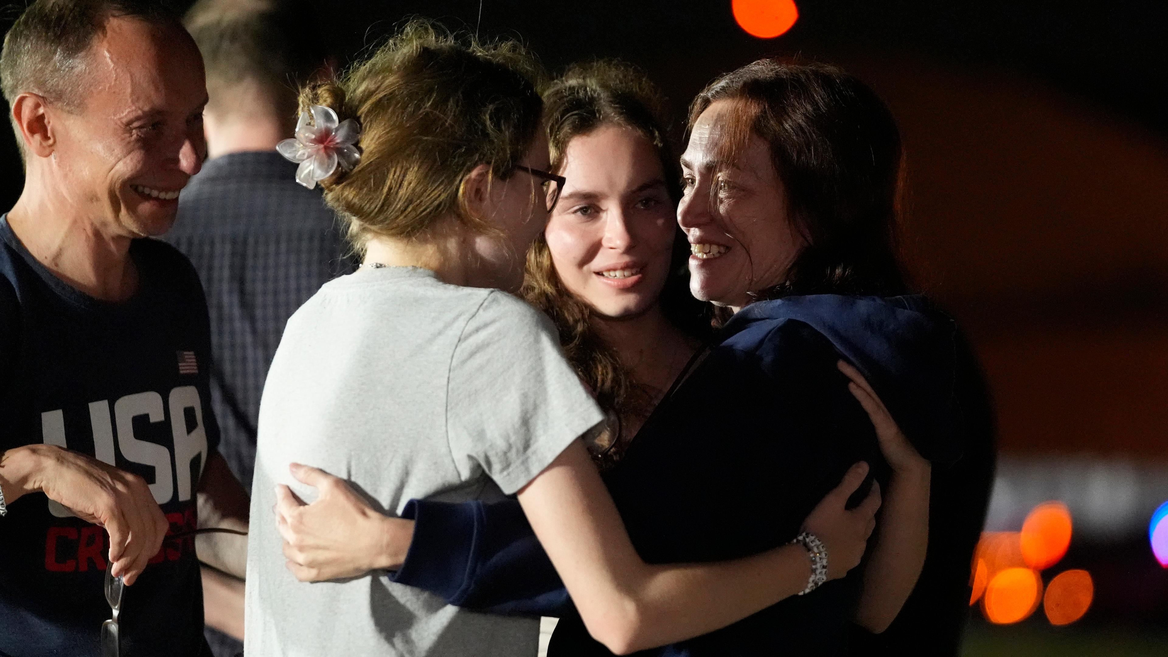 Alsu Kurmasheva (von rechts) umarmt ihre Töchter Bibi Butorin und Miriam Butorin, während ihr Ehemann Pavel Butorin auf der Andrews Air Force Base, Maryland, nach ihrer Freilassung im Rahmen eines 24-Personen-Gefangenenaustauschs zwischen Russland und den Vereinigten Staaten am Donnerstag zuschaut , 1. August 2024. 