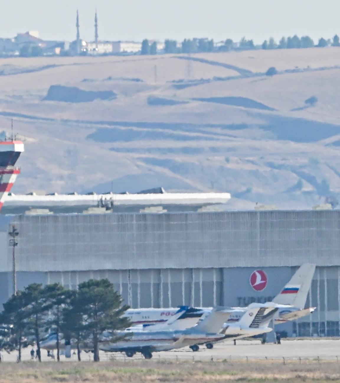 Türkei, Ankara: Flugzeuge, die vermutlich aus Russland kommende Gefangene transportieren, bei ihrer Ankunft auf dem Flughafen.