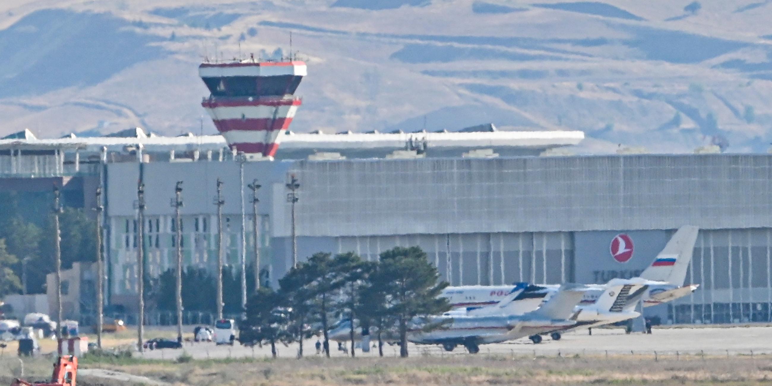 Türkei, Ankara: Flugzeuge, die vermutlich aus Russland kommende Gefangene transportieren, bei ihrer Ankunft auf dem Flughafen.