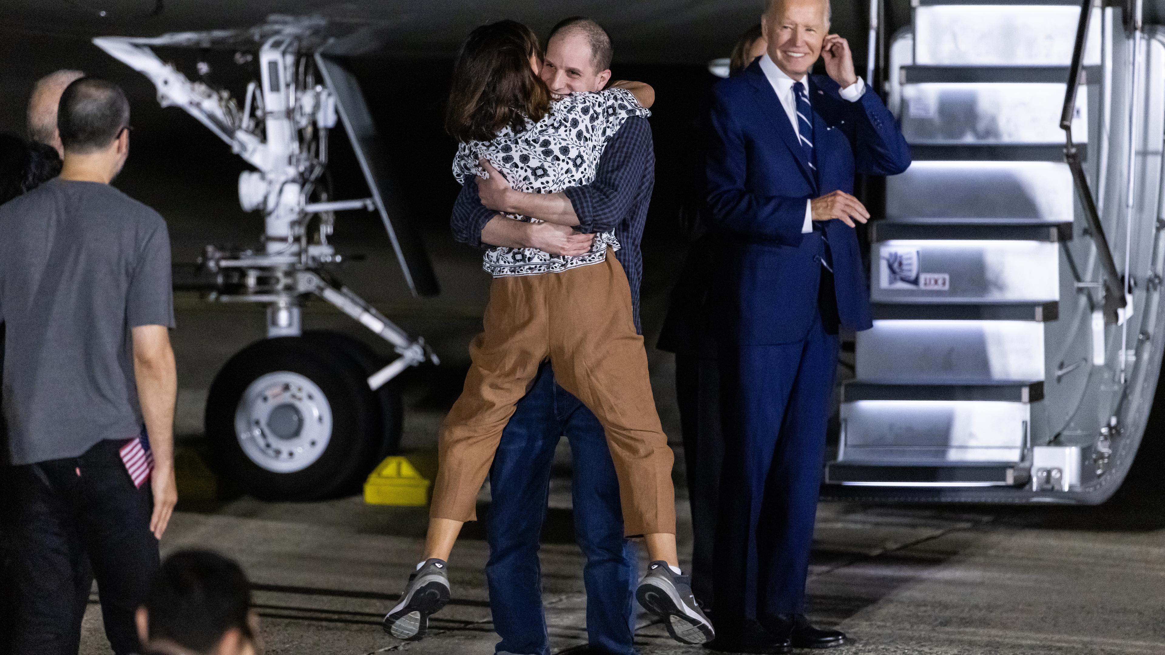 Wall Street Journal-Reporter Evan Gershkovich umarmt seine Mutter Ella Milman nach seiner Ankunft in den USA nach einem 26-Personen-Gefangenenaustausch zwischen Russland, den USA und fünf anderen Ländern auf dem Luftwaffenstützpunkt Andrews, Maryland, USA, am 1. 8. 2024. 