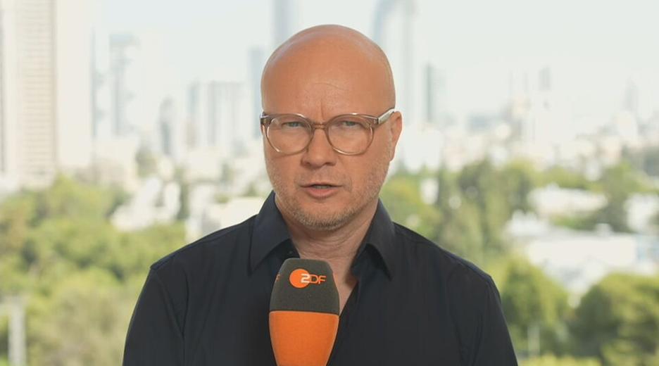 ZDF-Reporter Torge Bode berichtet ins ZDF-Studio. 