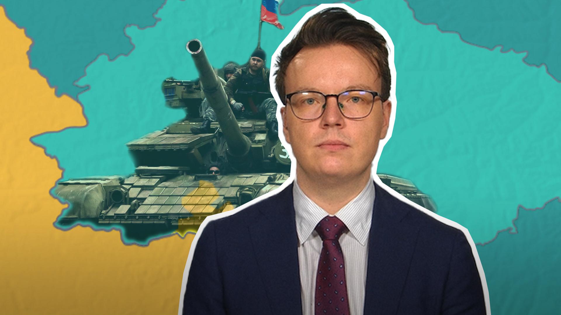 Militärexperte Fabian Hoffmann ist vor einer Karte der Ukraine mit Frontverlauf und einem russischen Panzer abgebildet.