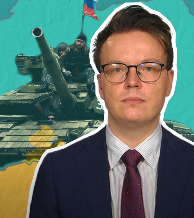 Militärexperte Fabian Hoffmann ist vor einer Karte der Ukraine mit Frontverlauf und einem russischen Panzer abgebildet.