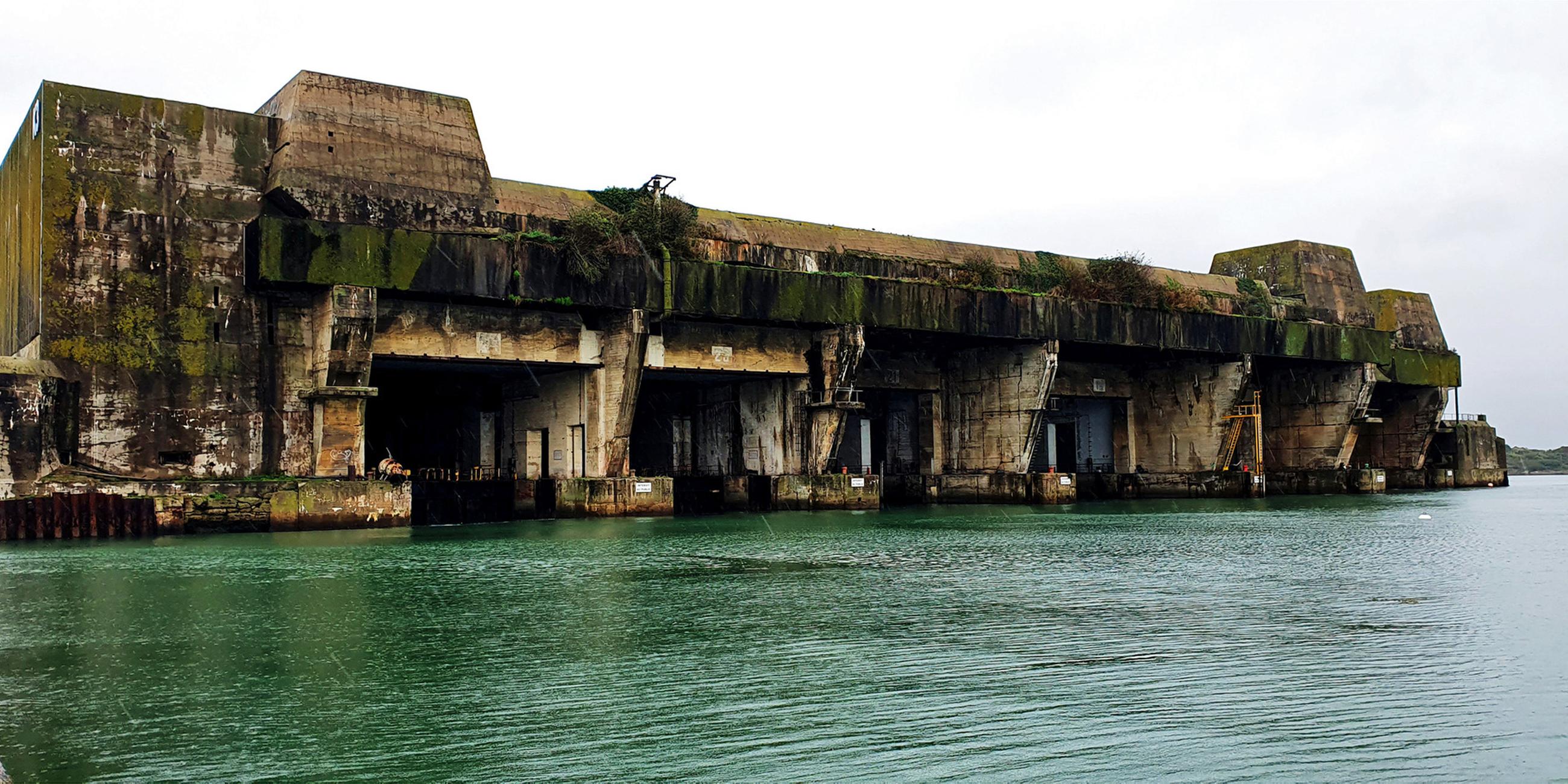 "Geheime Bunker - Beton gegen Bomben": Ein großer U-Boot Bunker direkt am Meer.