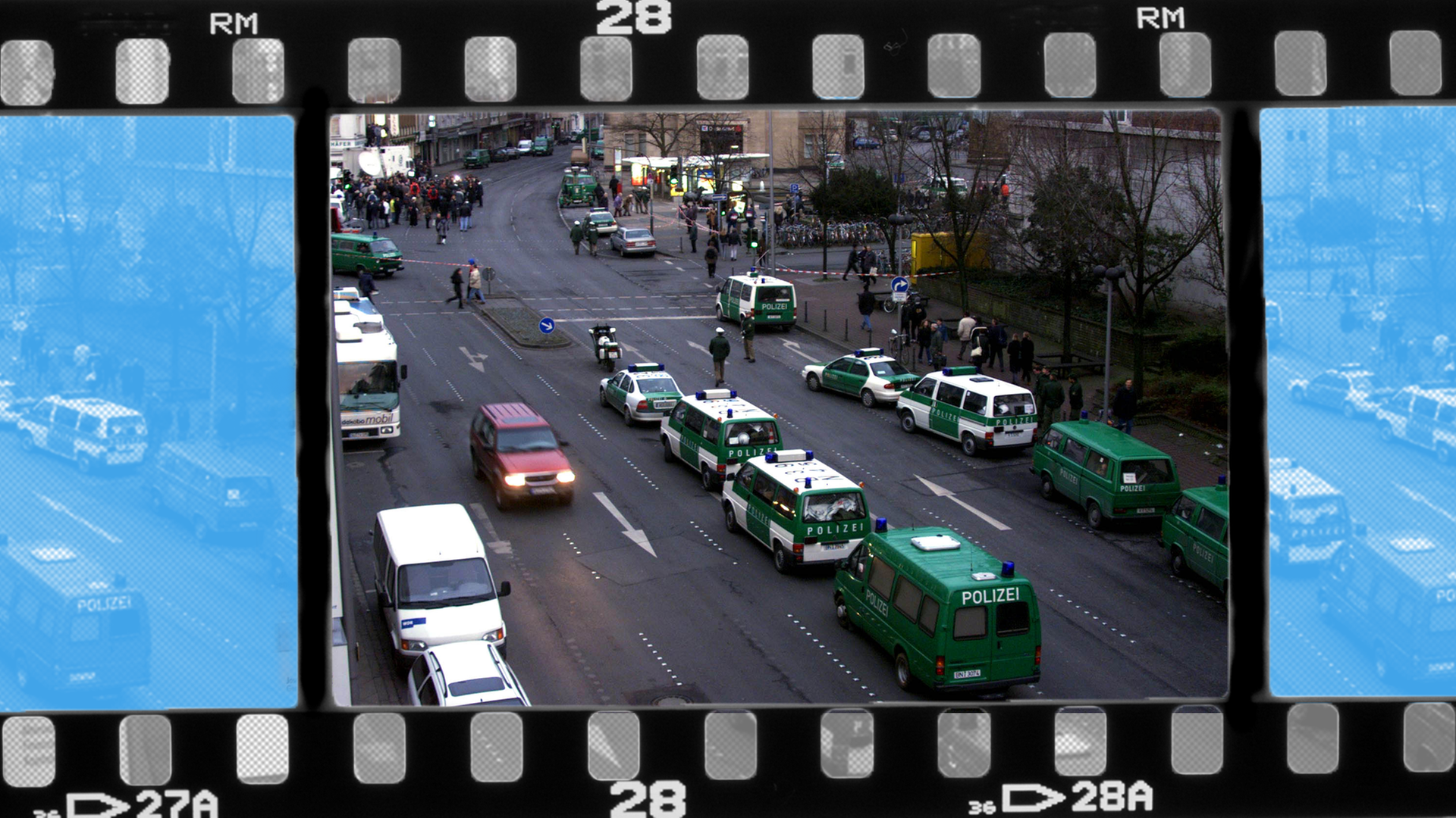 Polizei-Sperrung in Aachen vor Landeszentralbank - Dezember 1999