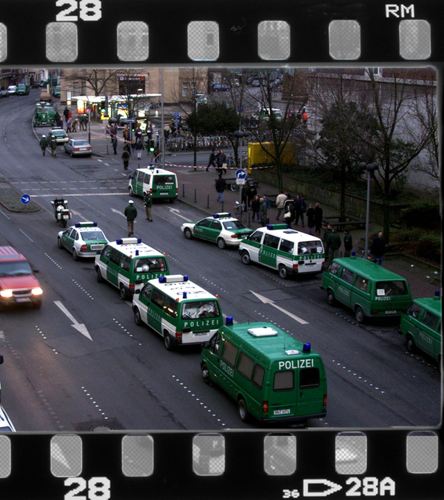 Polizei-Sperrung in Aachen vor Landeszentralbank - Dezember 1999