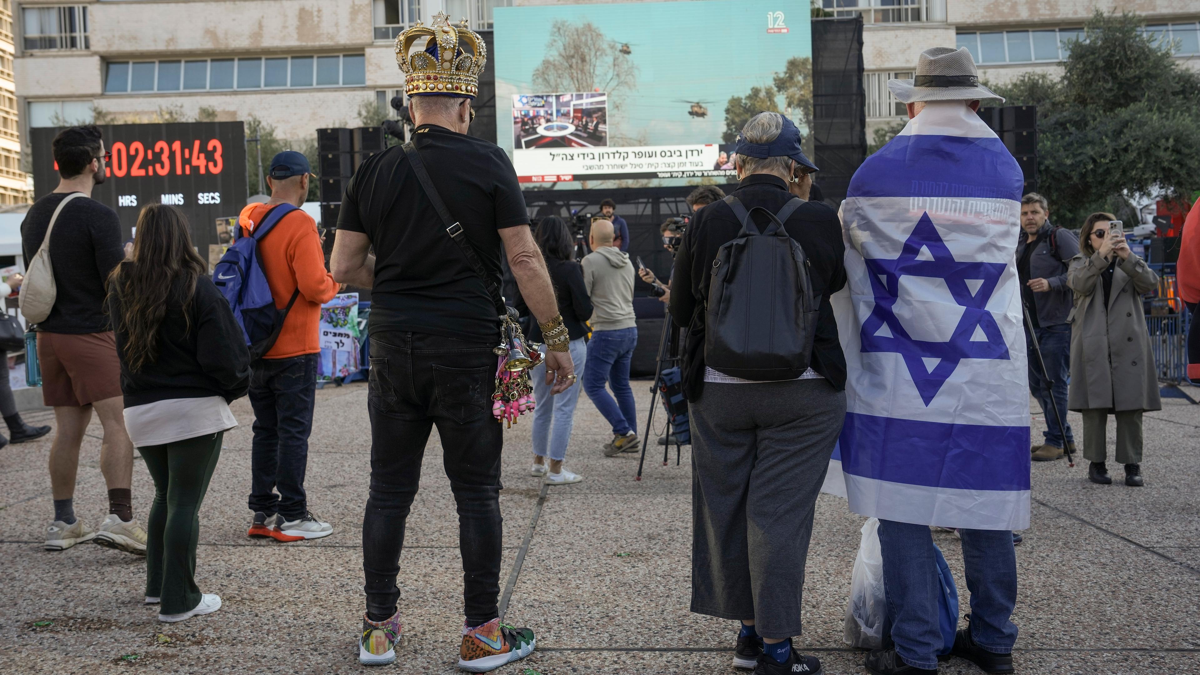 Israelis verfolgen die Übertragung der Freilassung der Israelis Ofer Kalderon und Jarden Bibas, 34, sowie des amerikanisch-israelischen Keith Siegel, die im Rahmen eines Waffenstillstands im Gazastreifen freigelassen werden sollen.