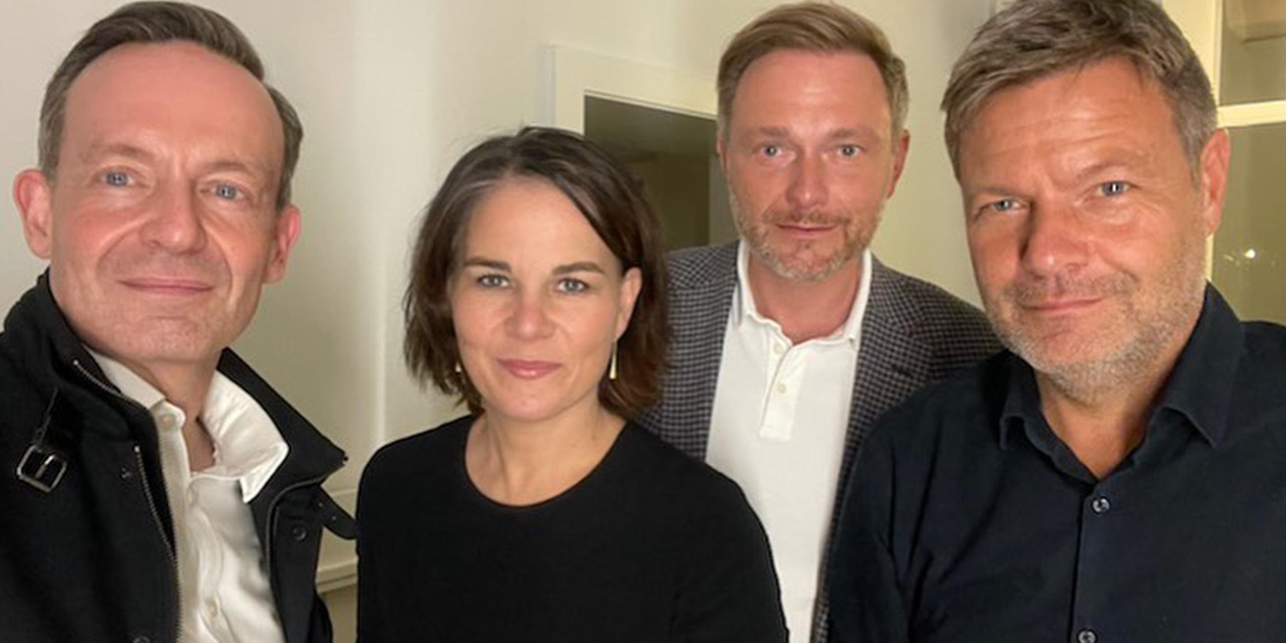 FDP-Chef Christian Lindner und FDP-Generalsekretär Volker Wissing auf einem Selfie mit den Grünen-Parteichefs Annalena Baerbock und Robert Habeck