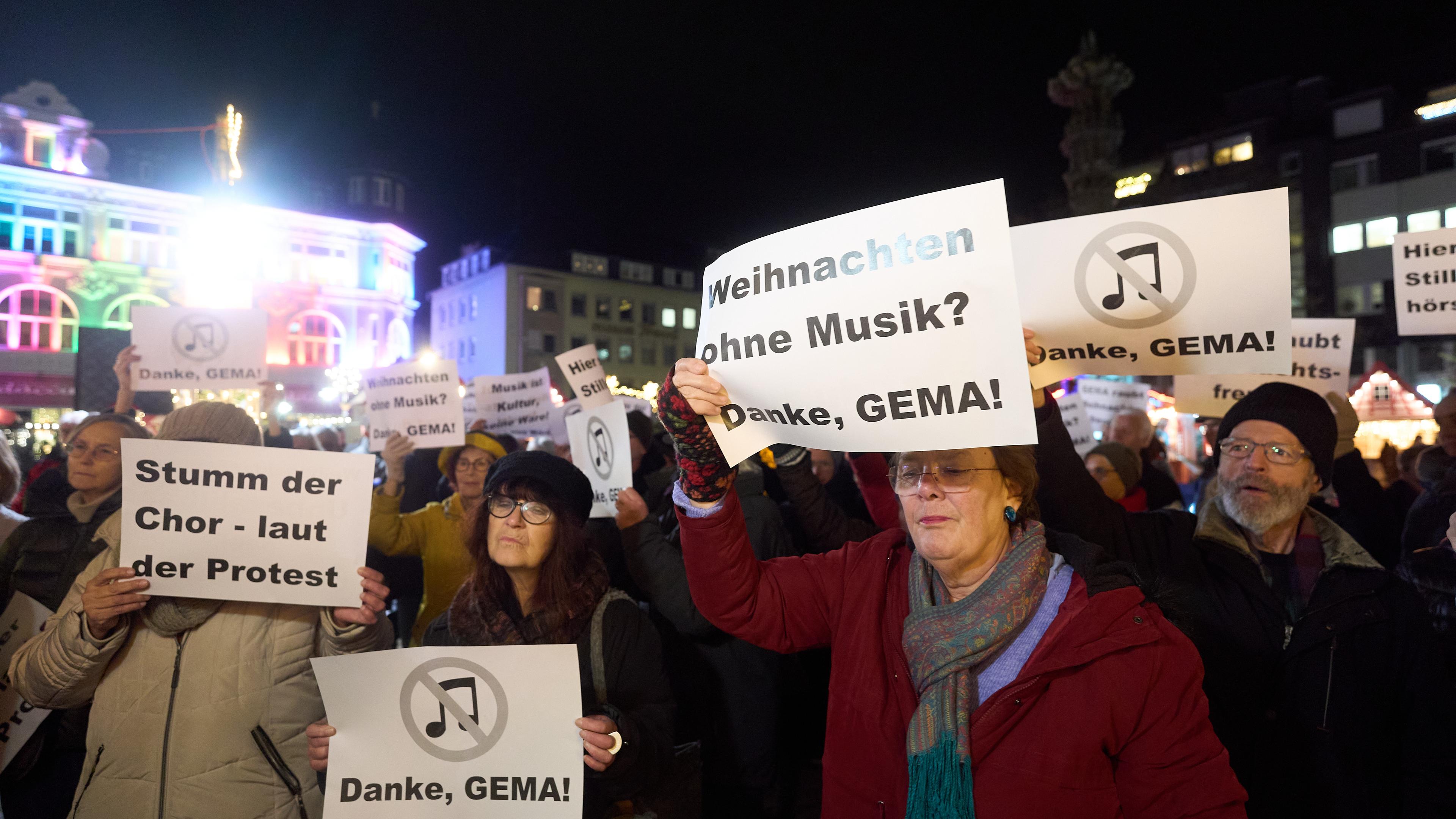 Demonstraten protestetieren gegen GEMA