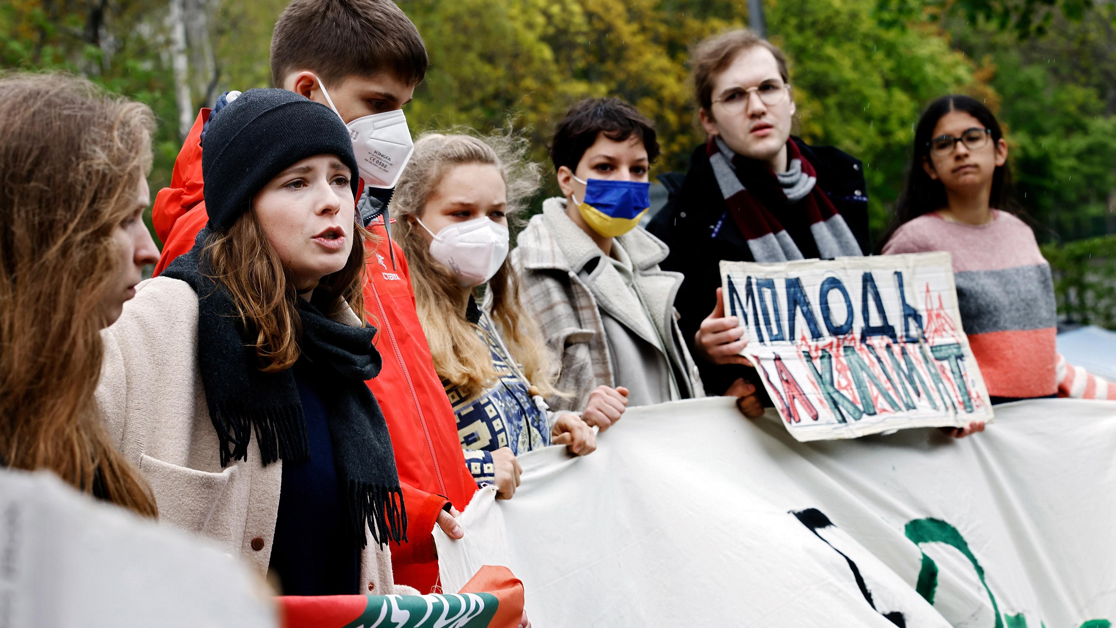 Luisa Neubauer (l), deutsche Klimaaktivistin, spricht vor Aktivisten der Organisation Fridays for Future aus verschiedenen Ländern