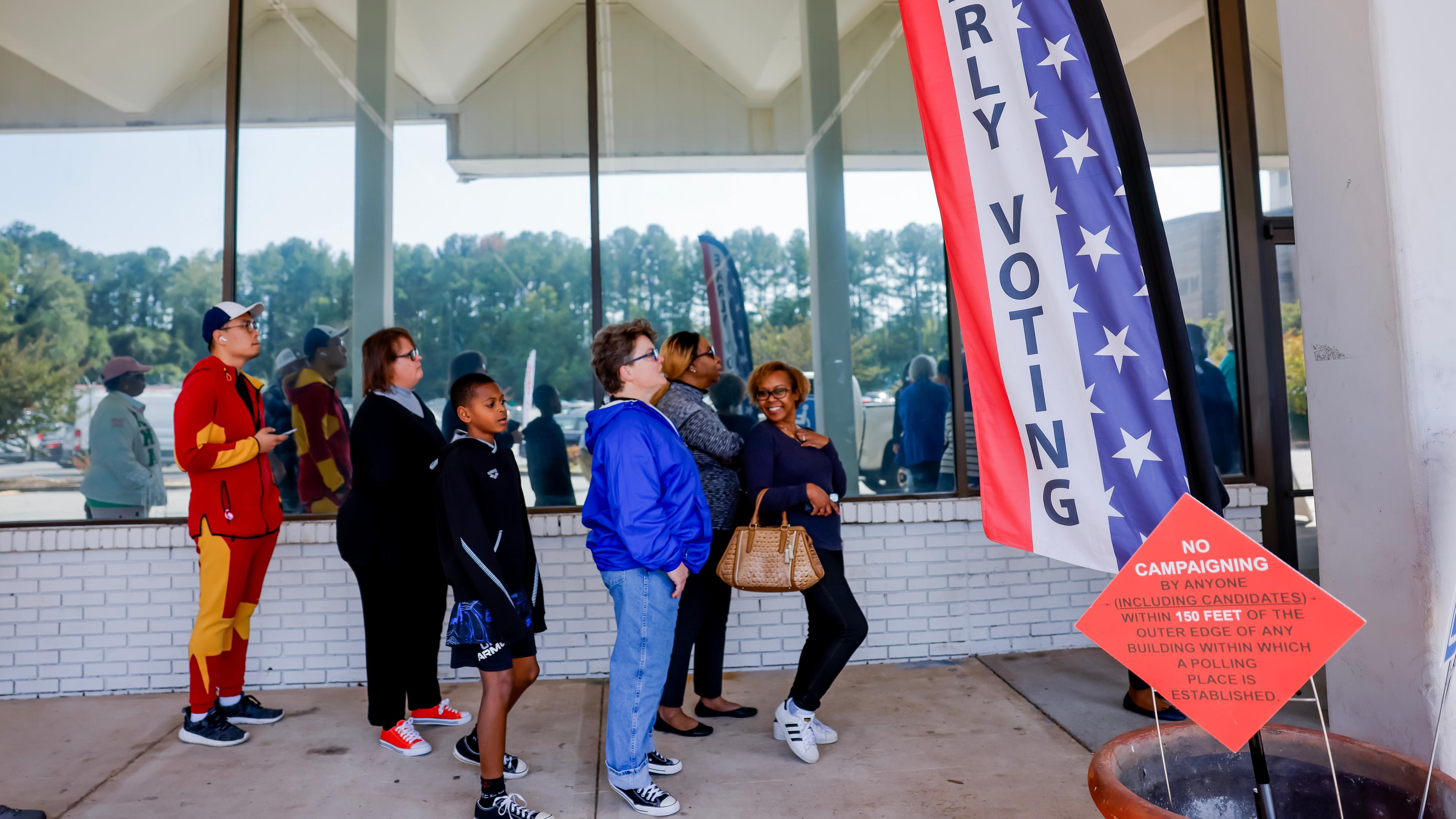 Im US-Bundesstaat Georgia stehen Menschen vor einem Wahllokal an.