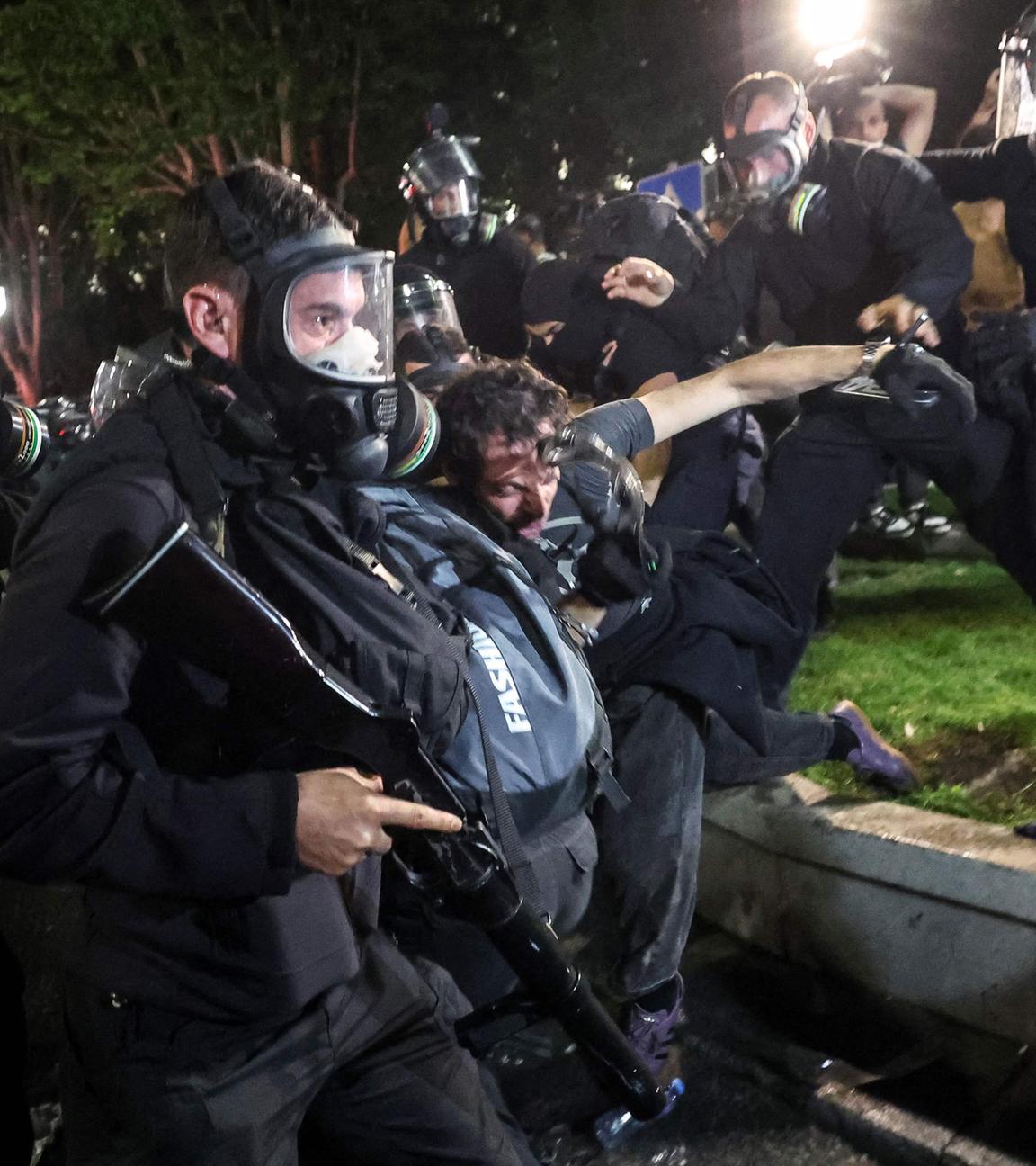Georgien, Tiflis: Polizeibeamte nehmen einen Demonstranten während einer Kundgebung in der Nähe des Parlaments fest, der gegen einen umstrittenen Gesetzentwurf zur „ausländischen Einflussnahme“ protestiert