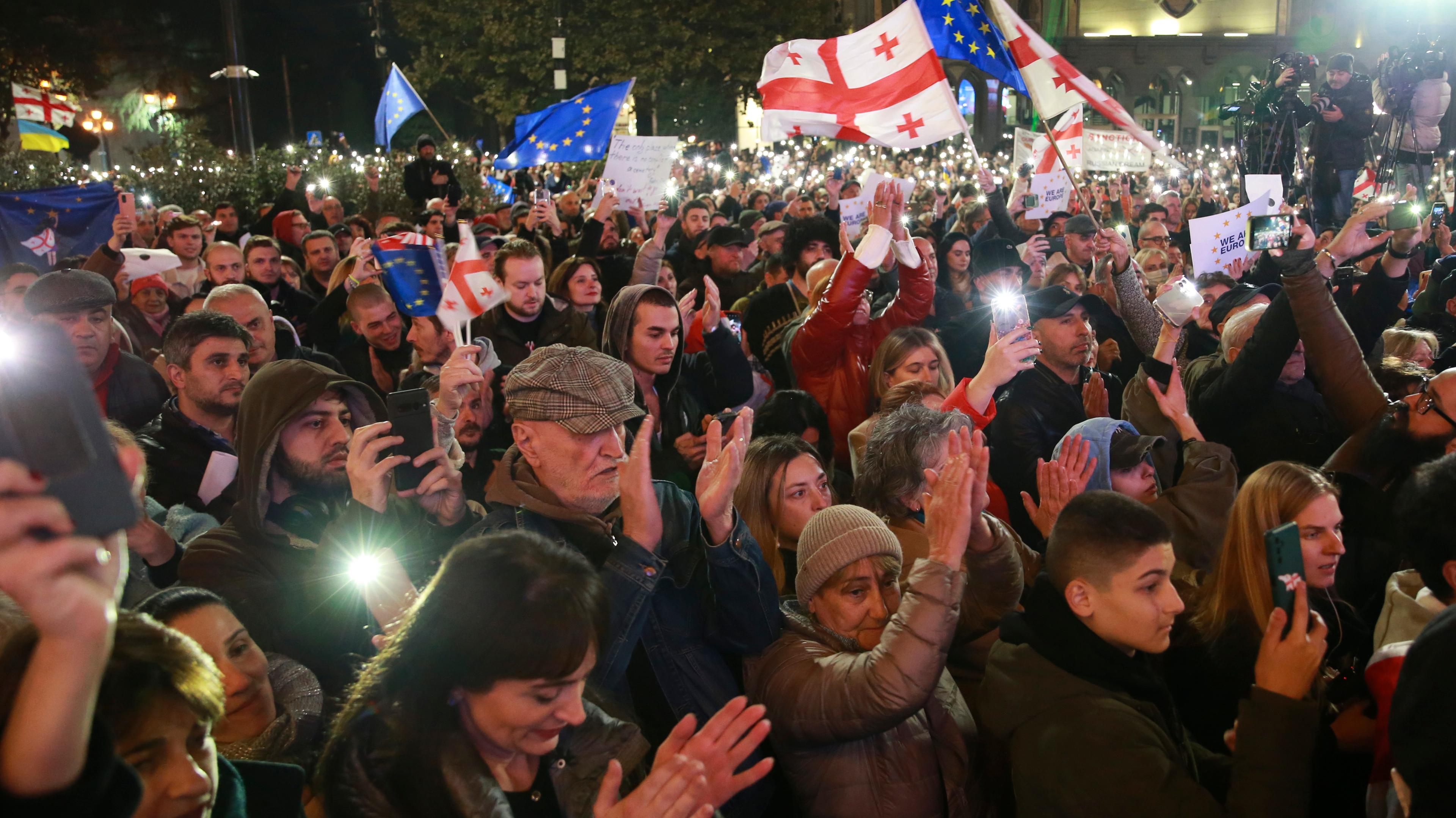 Bürger auf der Straße zum Protest nach der Parlamentswahl in Georgien