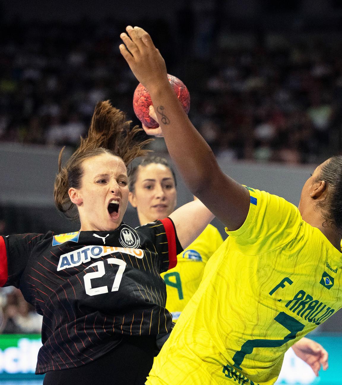 Handball, Frauen-Länderspiel, Deutschland - Brasilien: Deutschlands Julia Maidhof (l.) und Tamires Araujo von Brasilien in Aktion.