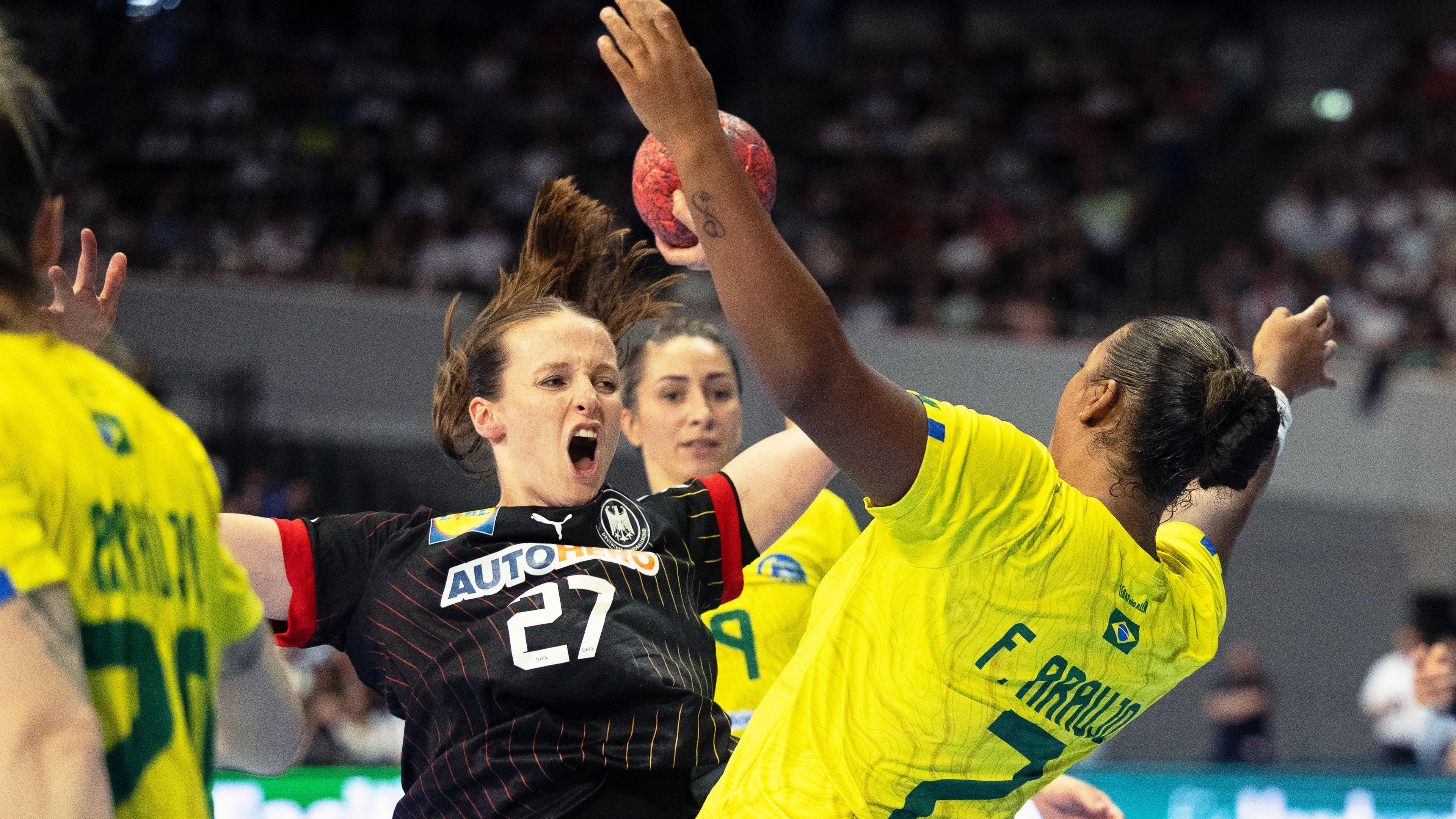 Handball, Frauen-Länderspiel, Deutschland - Brasilien: Deutschlands Julia Maidhof (l.) und Tamires Araujo von Brasilien in Aktion.