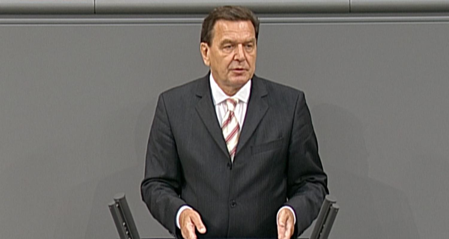 Gerhard Schröder bei seiner Rede im Bundestag.