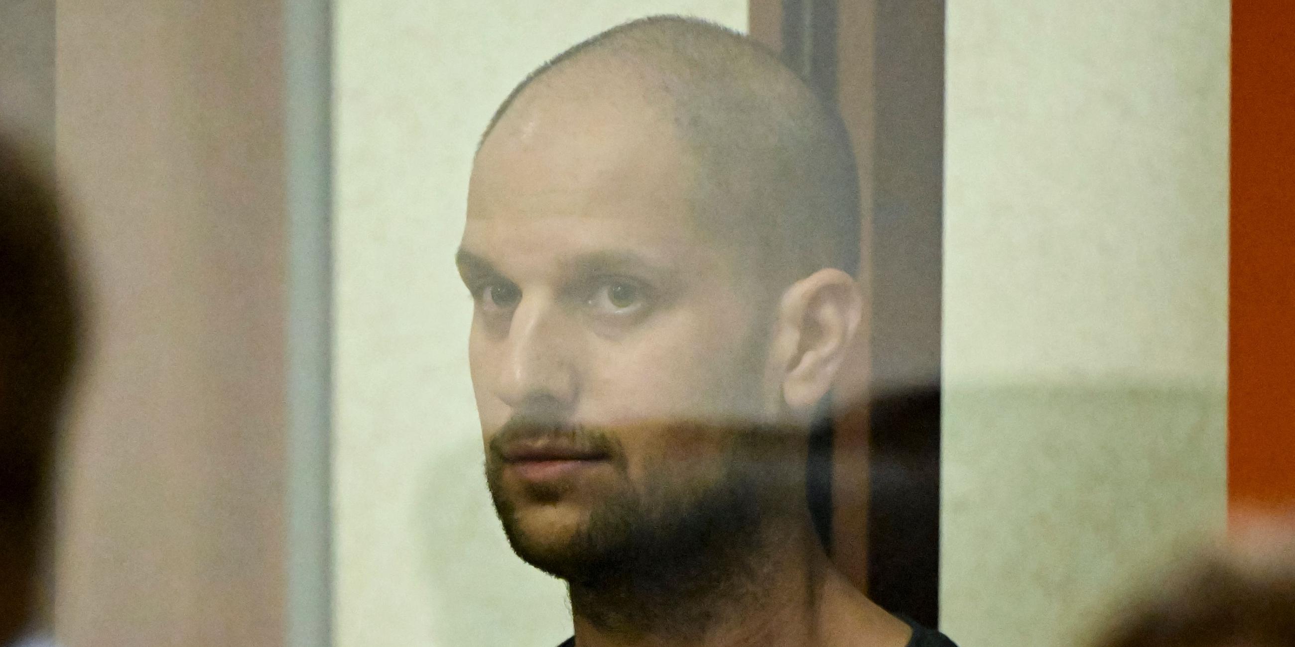  US journalist Evan Gershkovich, accused of espionage, stands inside a glass defendants' cage during the verdict announcement at the Sverdlovsk Regional Court in Yekaterinburg on July 19, 2024.