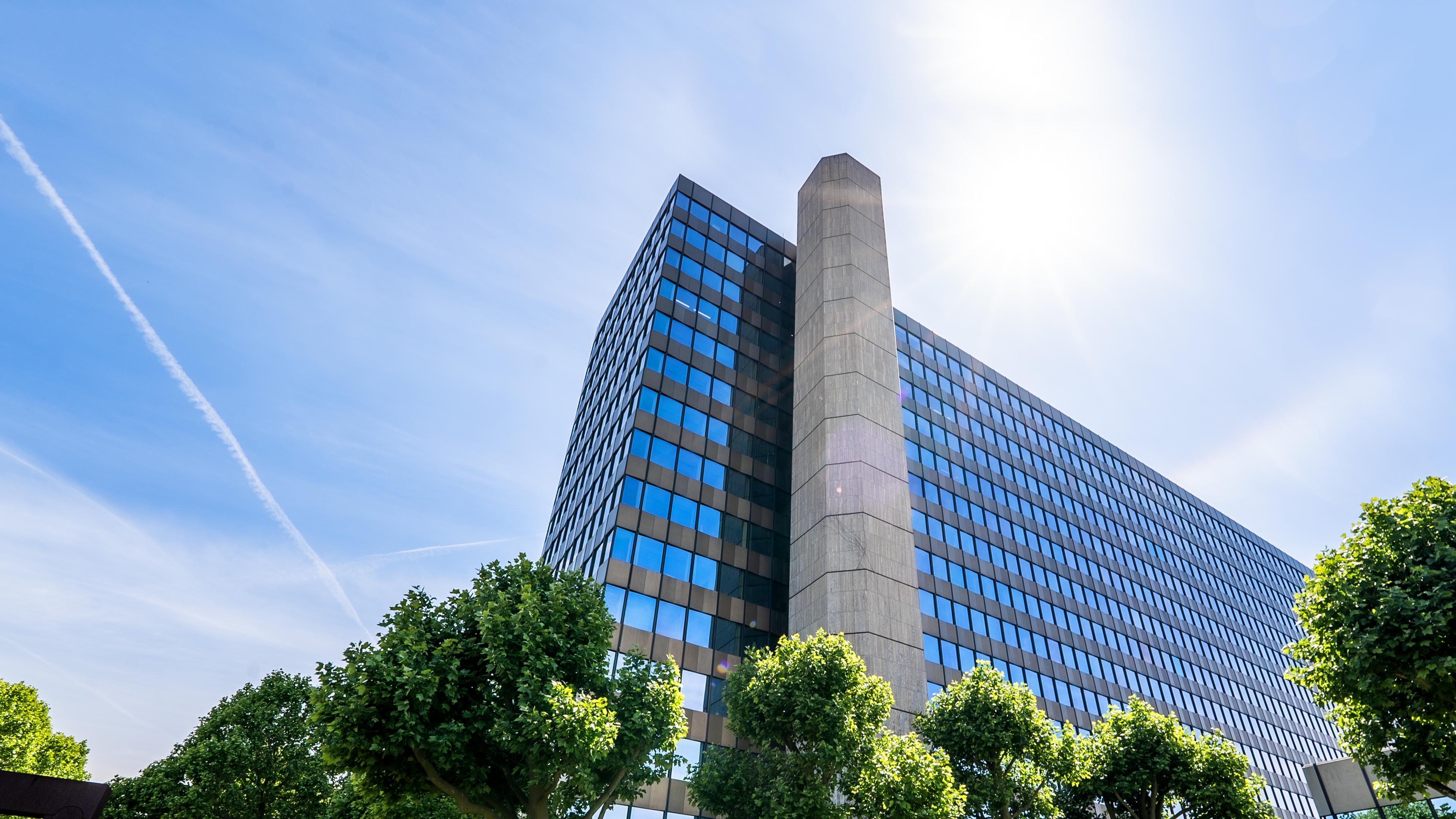 ZDF-Hochhaus von aussen in der Froschperspektive im sonnigen Gegenlicht