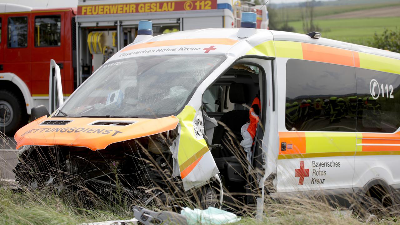 Krankenwagen Gerät In Gegenverkehr: Drei Tote Bei Unfall - ZDFheute