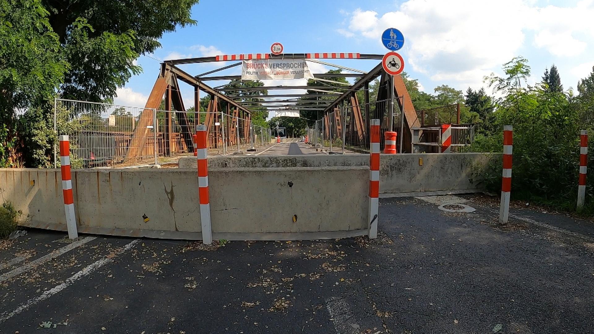 Betonblöcke vor für Autoverkehr gesperrter Brücke zwischen Duisburg-Rheinhausen und Moers