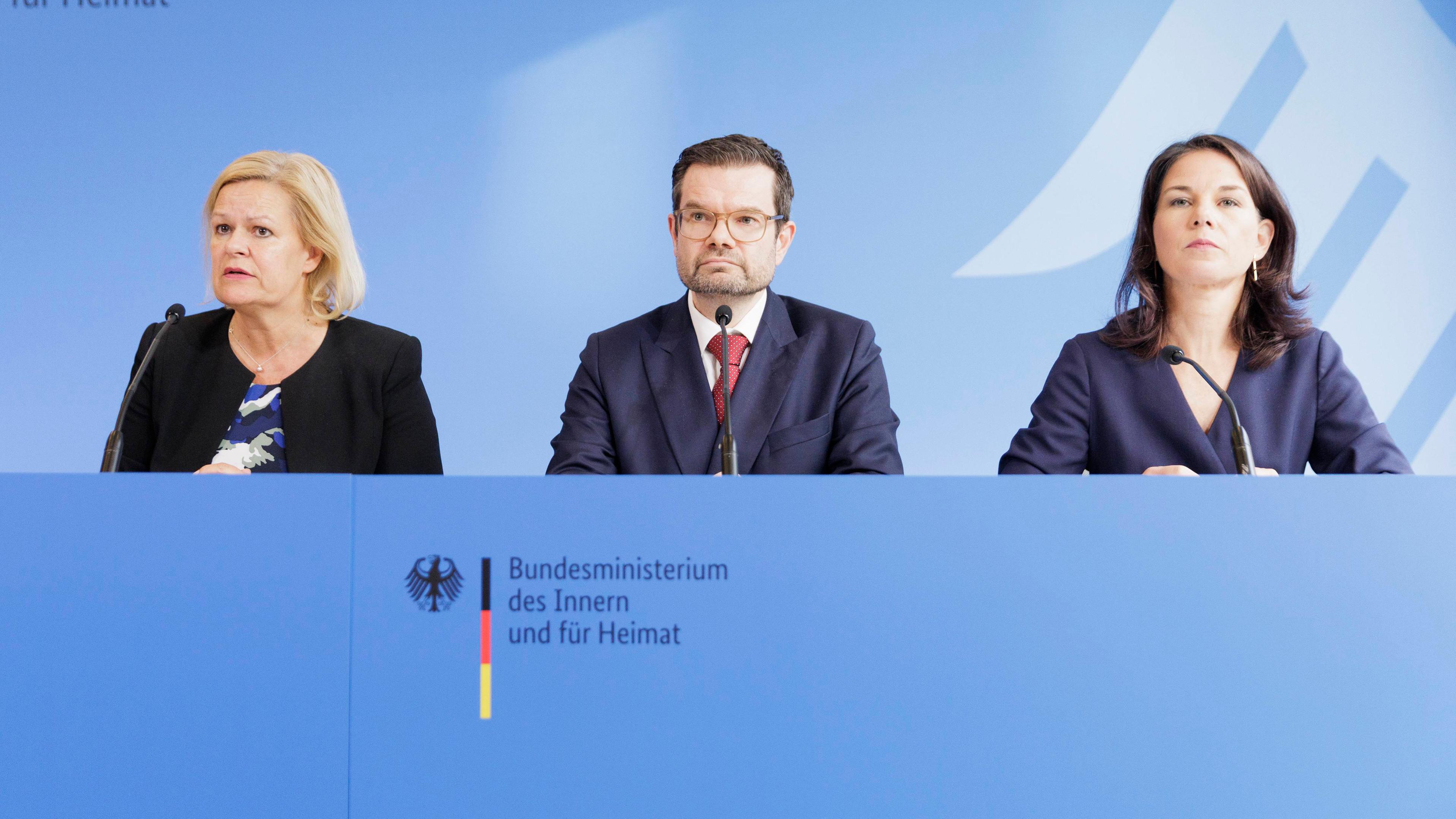 Berlin: Nancy Faeser (l, SPD), Bundesministerin für Inneres und Heimat, Marco Buschmann (M, FDP), Bundesminister der Justiz, und Annalena Baerbock (Bündnis 90/Die Grünen), Außenministerin, bei einer Pressekonferenz