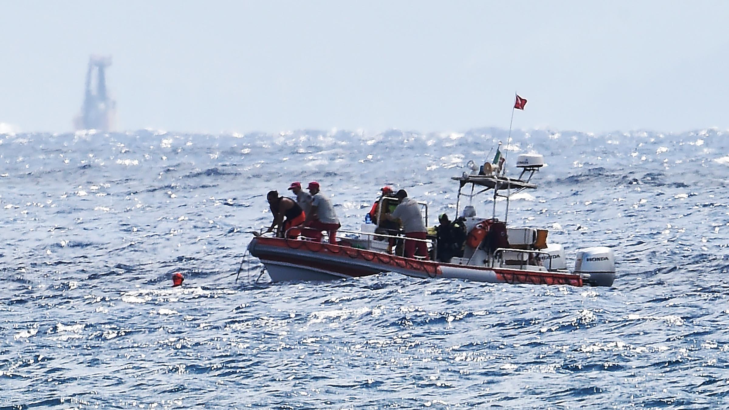 Taucher der italienischen Feuerwehr suchen das Meer vor der Küste Siziliens ab, aufgenommen am 20.08.2024