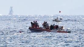 Taucher der italienischen Feuerwehr durchsuchen das Meer vor der Küste Siziliens, aufgenommen am 20.08.2024