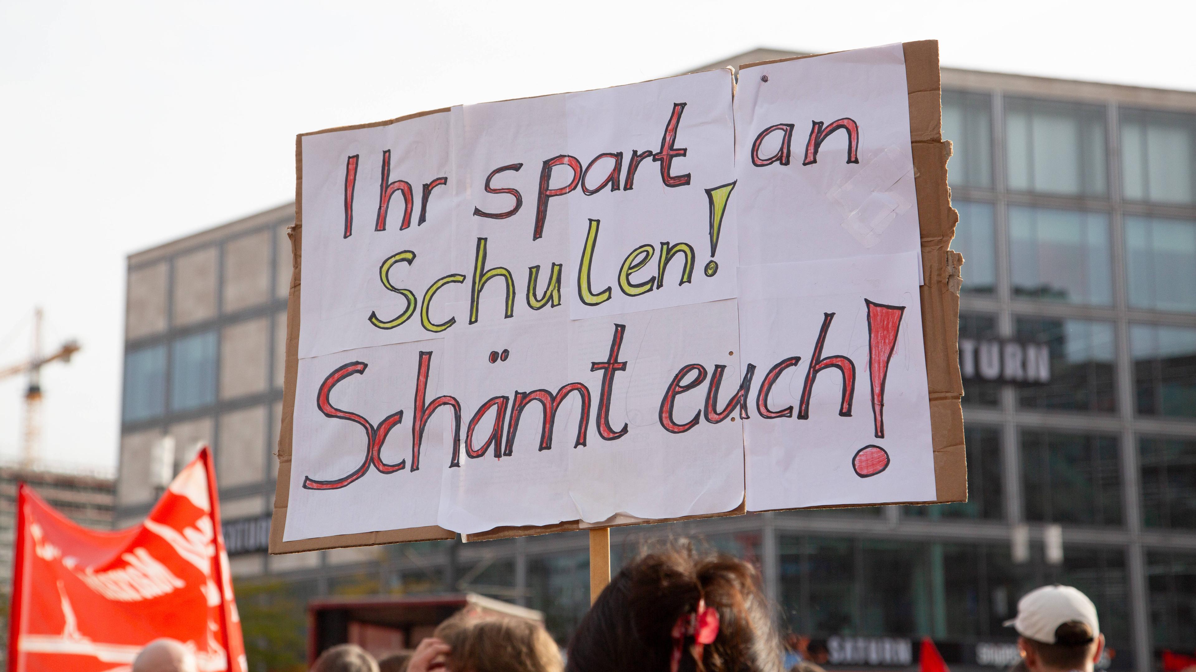 GEW Lehrerstreik für kleinere Klassen als Beginn des dreitätigen Warnstreiks am Alexanderplatz in Berlin am 11.10.2023