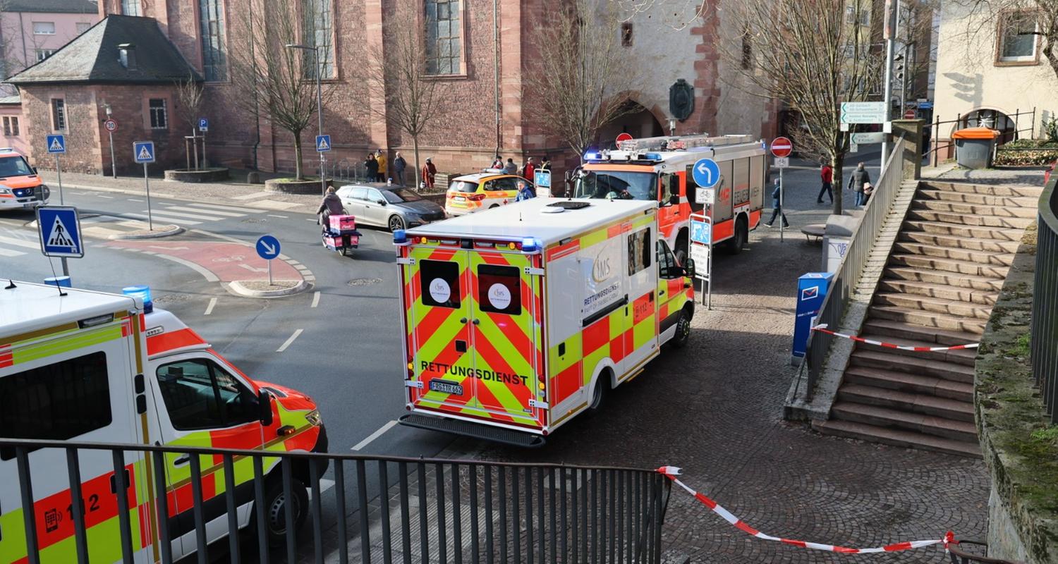 Bayern, Aschaffenburg: Fahrzeuge von Feuerwehr und Rettungsdiensten stehen in der Nähe eines Tatortes.