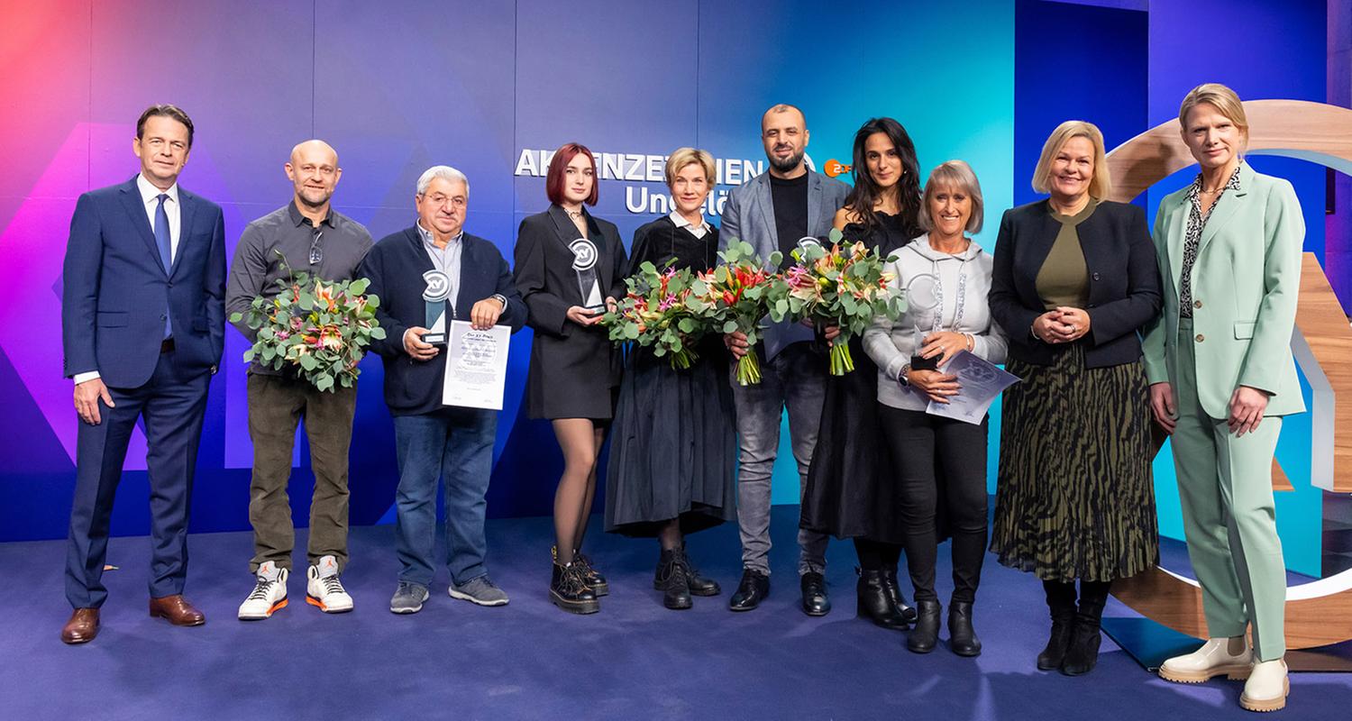 "Die Gewinner des XY-Preises 2023": Rudi Cerne, Jürgen Vogel, Lothar Christen, Yelyzaveta Kryshtal, Astrid M. Fünderich, Mohamad Al Hasan, Aybi Era,Klara Cujé, Nancy Faeser, Nadine Bilke 