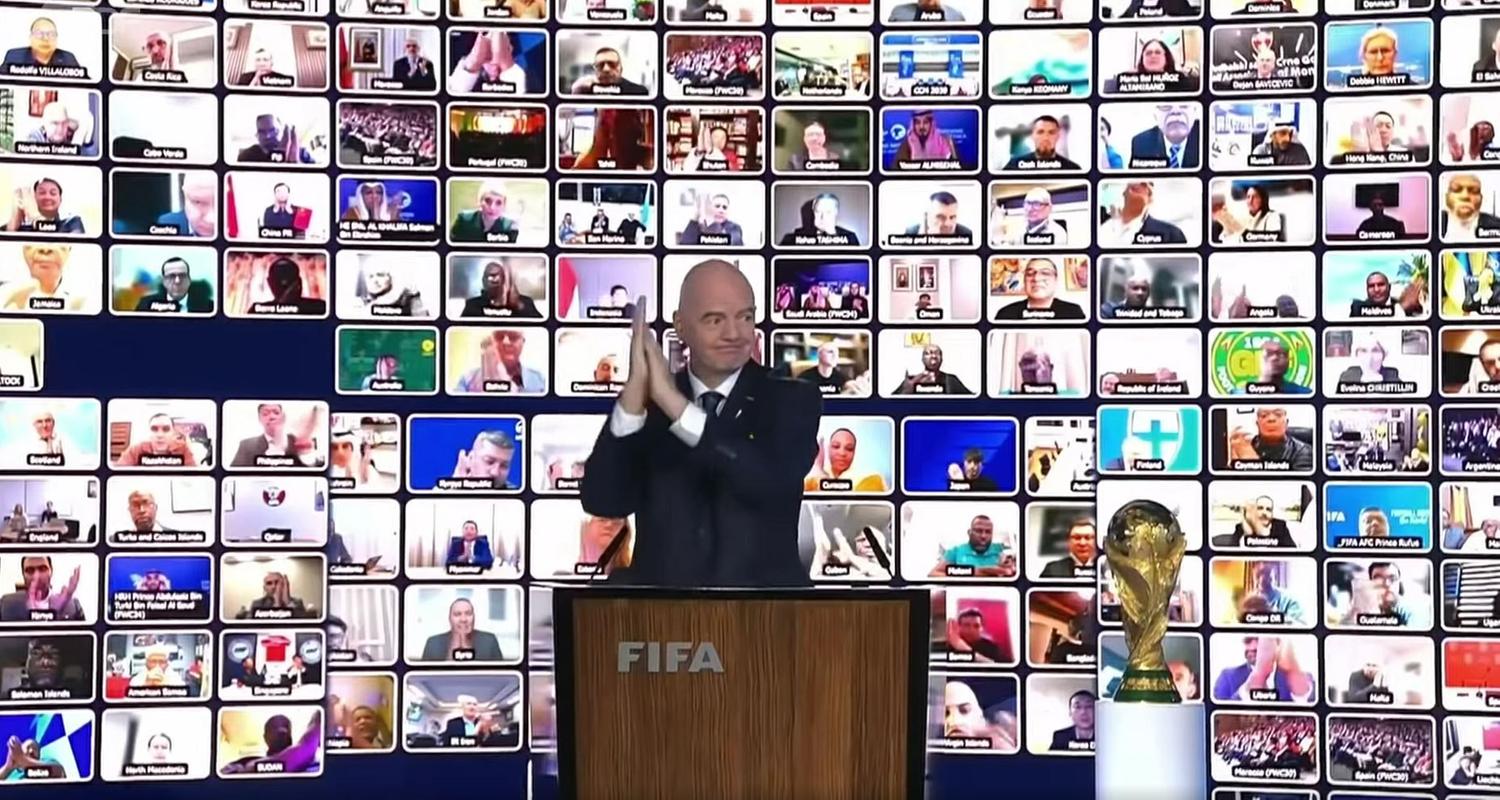 FIFA-Präsident Gianni Infantino hält eine Rede und applaudiert während eines virtuellen FIFA-Kongresses zur WM-Vergabe 2030 und 2034