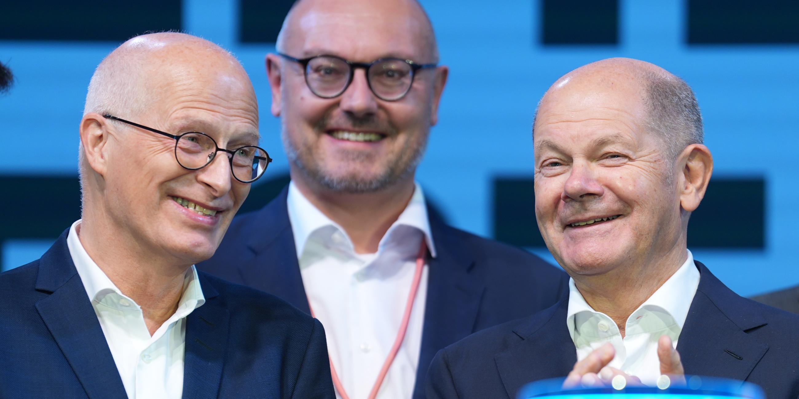 Hamburg: Bundeskanzler Olaf Scholz (r-l, SPD), Markus Weber, Finanzvorstand im Team der Geschäftsführung von Quest One, und Peter Tschentscher (SPD), Erster Bürgermeister von Hamburg, stehen während der Eröffnung des Gigahubs für grüne Wasserstofftechnologie von Quest One zusammen.