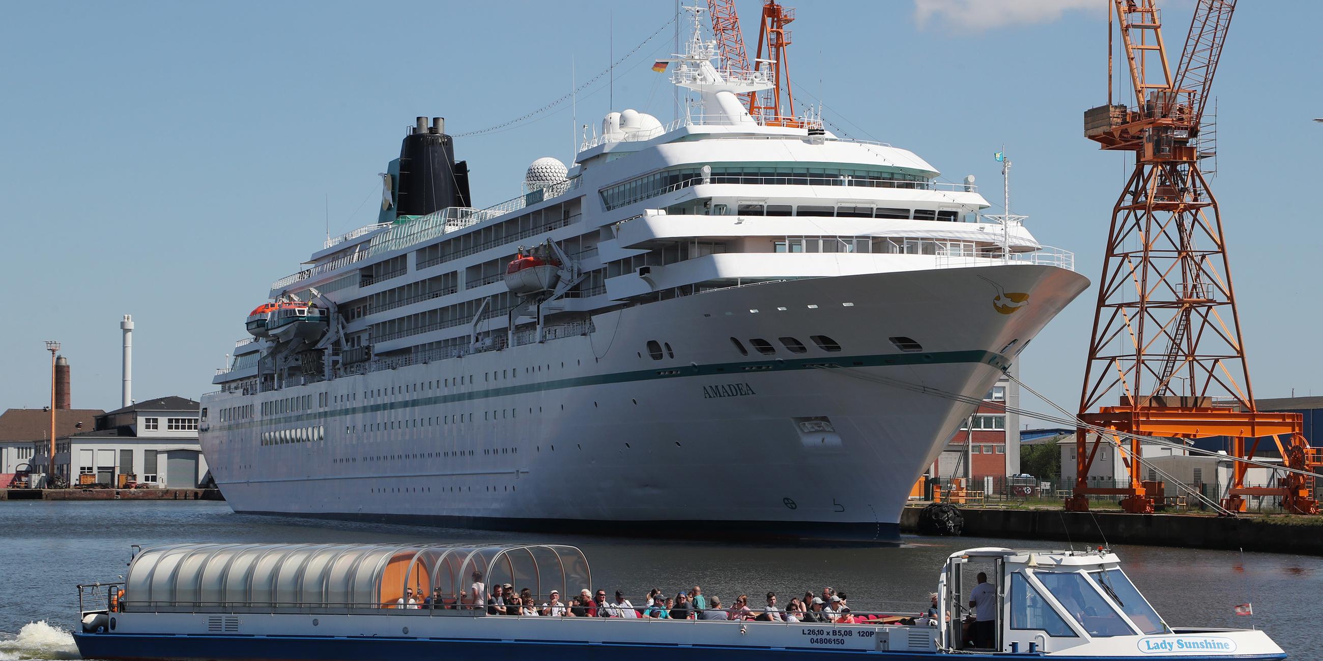 Ein großes Schiff im Hafen.