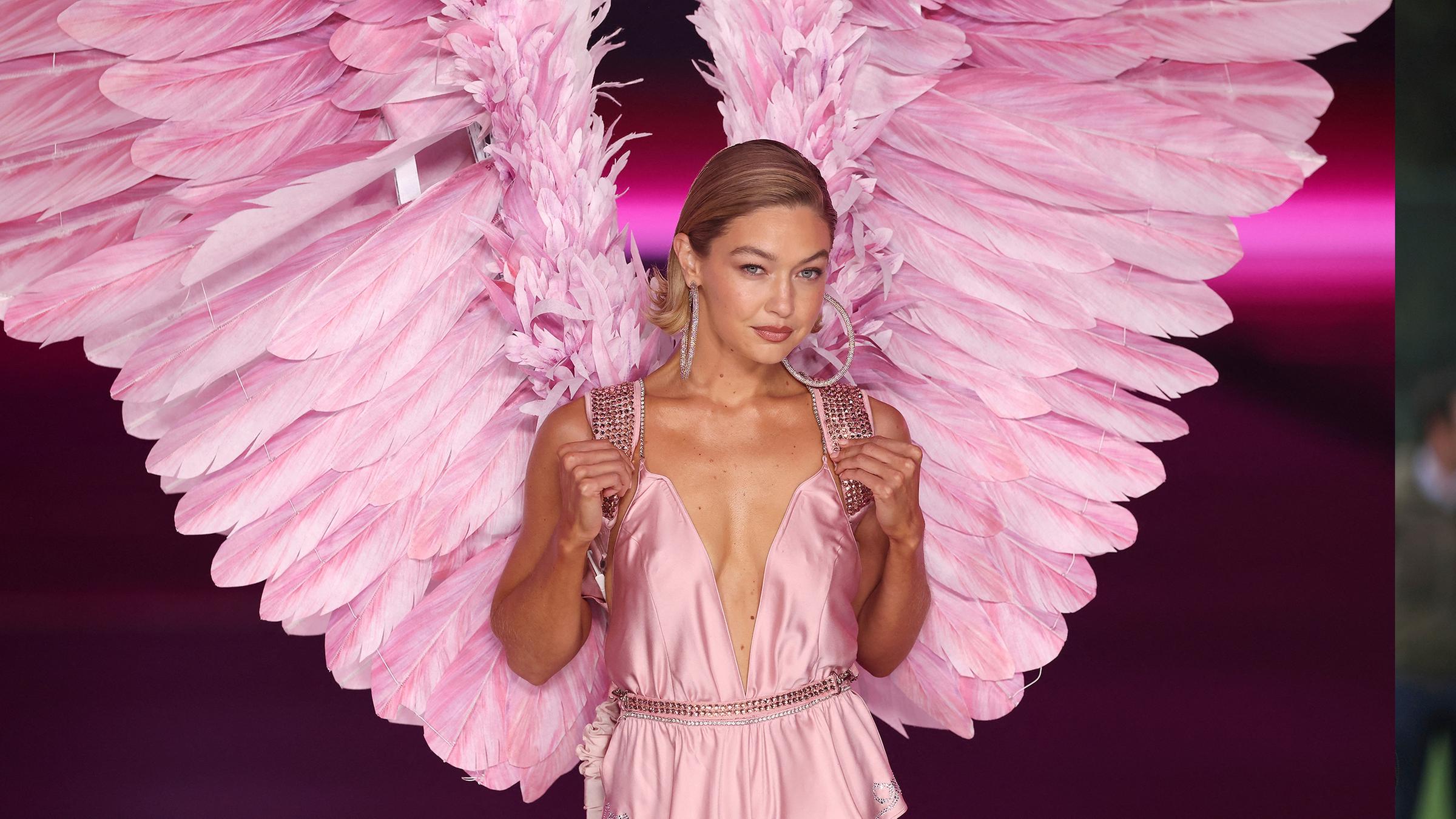 Gigi Hadid in einem rosa Engelskostüm