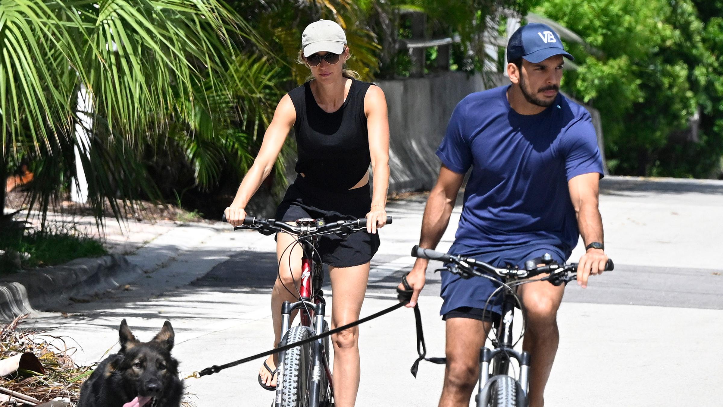 Gisele Bündchen und Joaquim Valente auf dem Fahrrad.